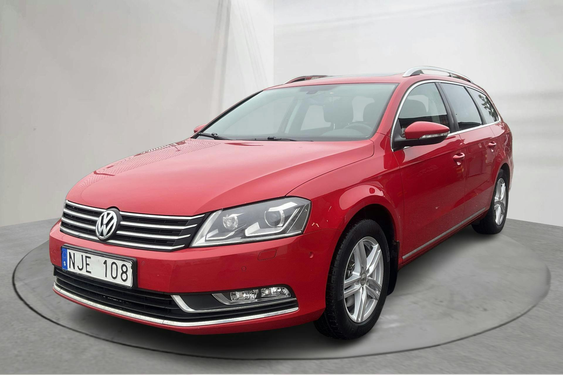 Presentationsfoto 1 av 14: VW Passat 1.4 TSI EcoFuel Variant (150hk) - 16 091 mil - Automat - röd - 2014