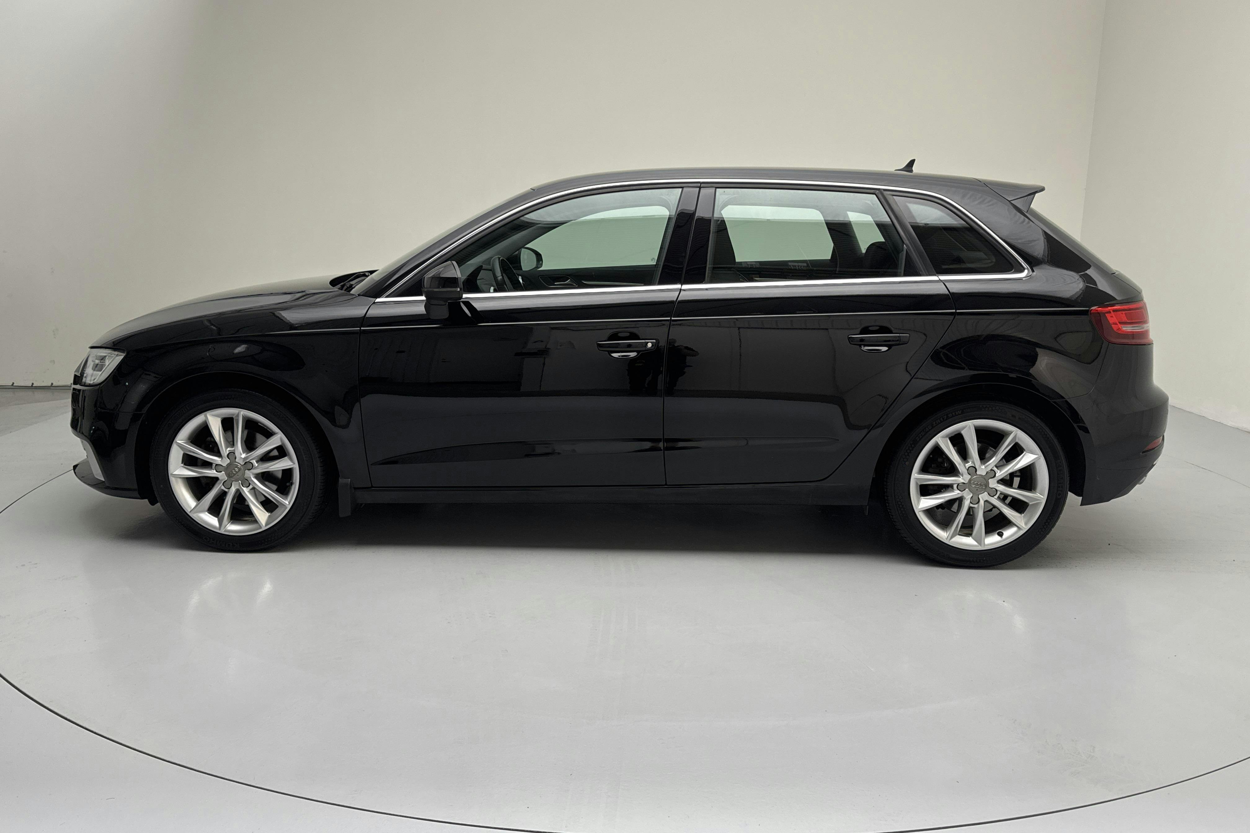 Presentationsfoto 2 av 13: Audi A3 1.5 TFSI Sportback (150hk) - 10 459 mil - Manuell - svart - 2018