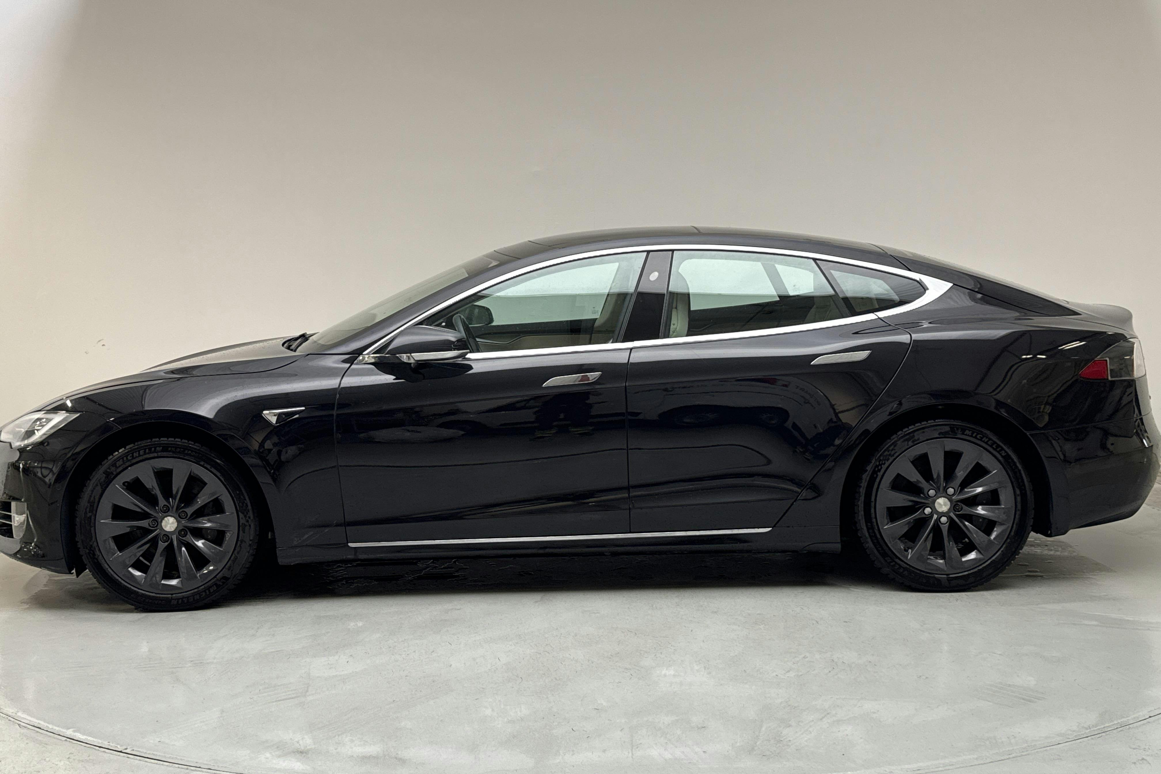 Presentationsfoto 2 av 19: Tesla Model S 100D - 9 926 mil - Automat - svart - 2018