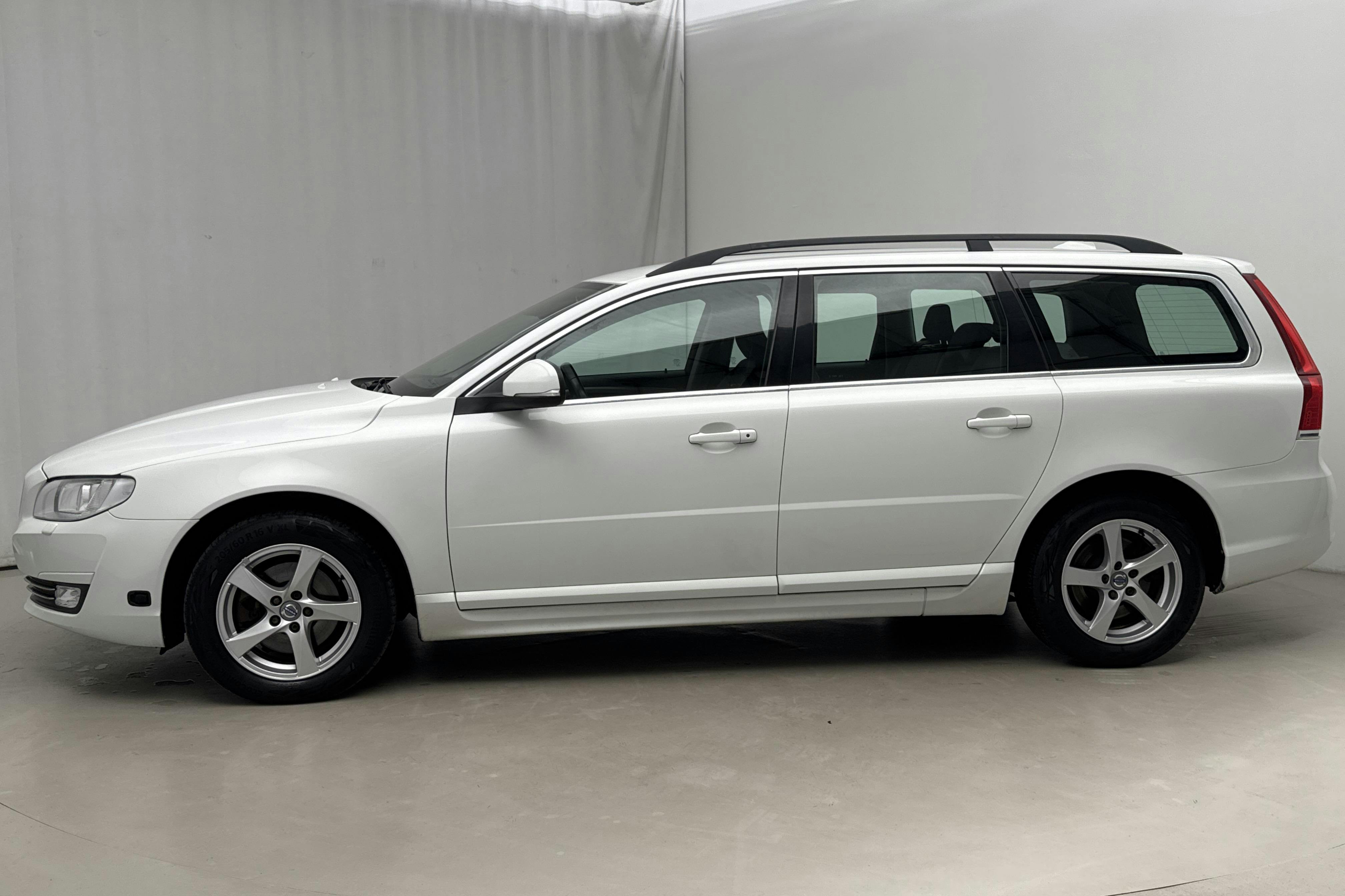 Presentationsfoto 2 av 14: Volvo V70 II D3 (150hk) - 21 703 mil - Manuell - vit - 2016