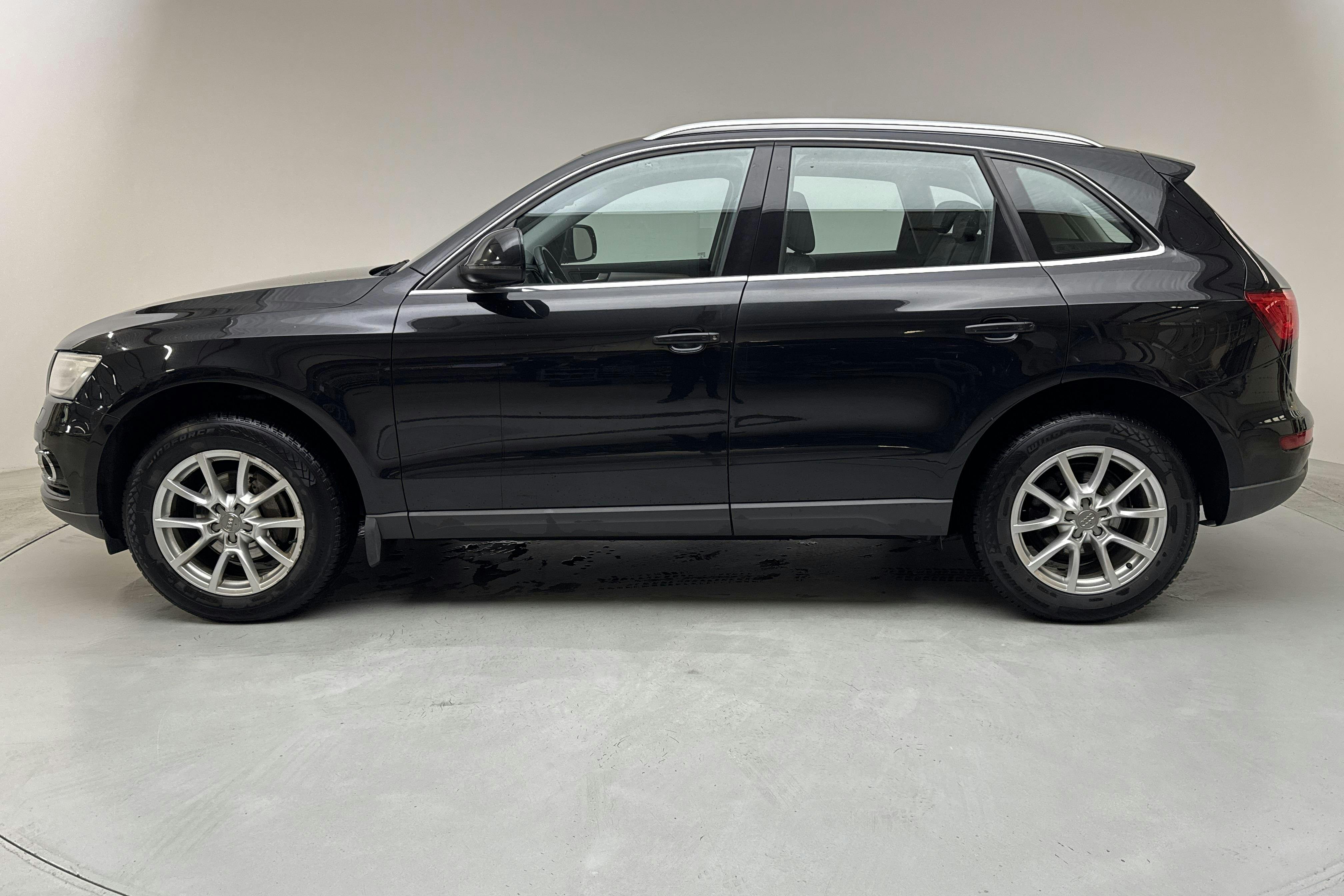 Presentationsfoto 2 av 12: Audi Q5 2.0 TDI quattro (177hk) - 15 456 mil - Automat - svart - 2013