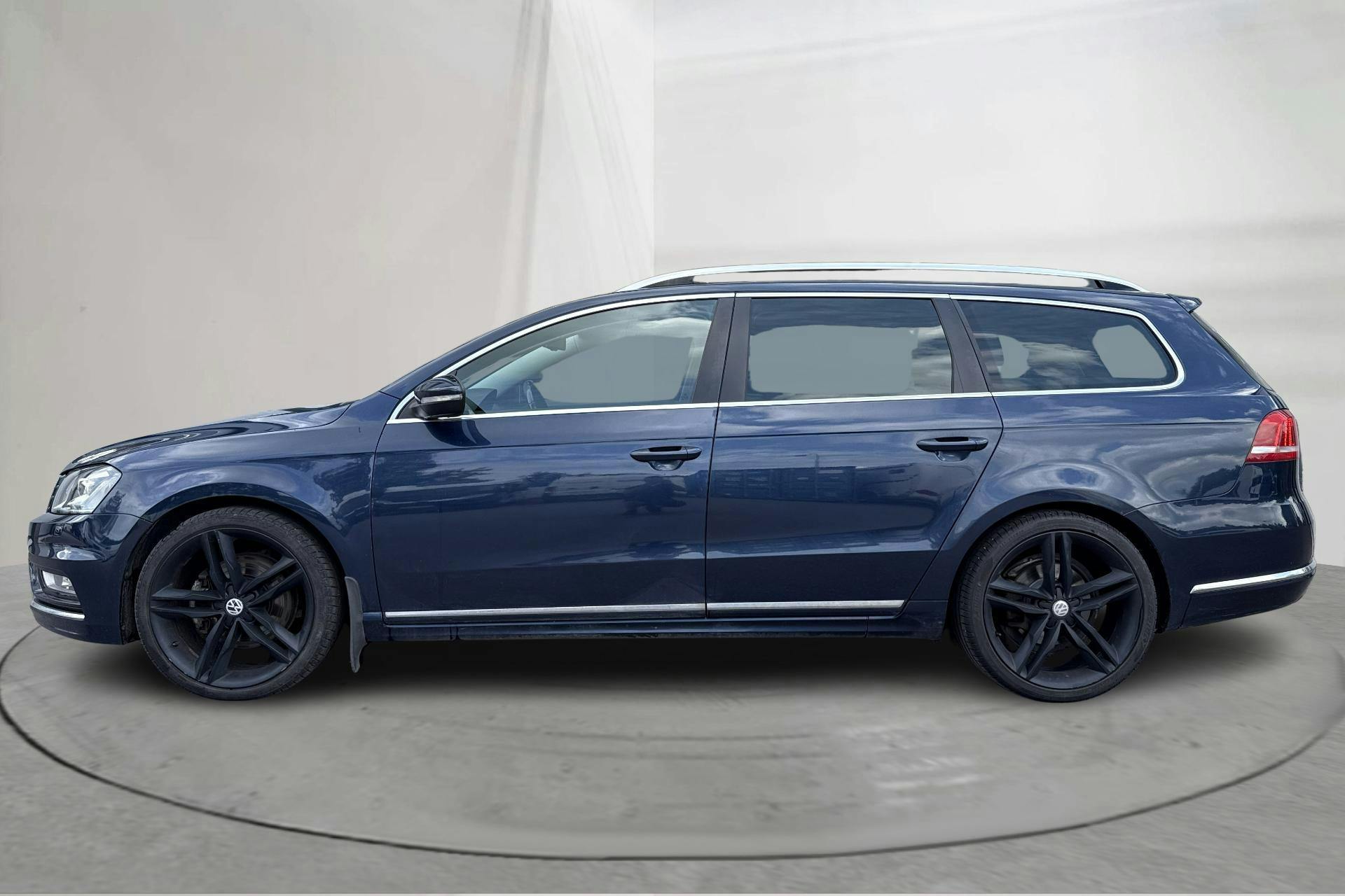 Presentationsfoto 2 av 14: VW Passat 2.0 TDI BlueMotion Technology Variant 4Motion (177hk) - 18 789 mil - Automat - Dark Blue - 2013
