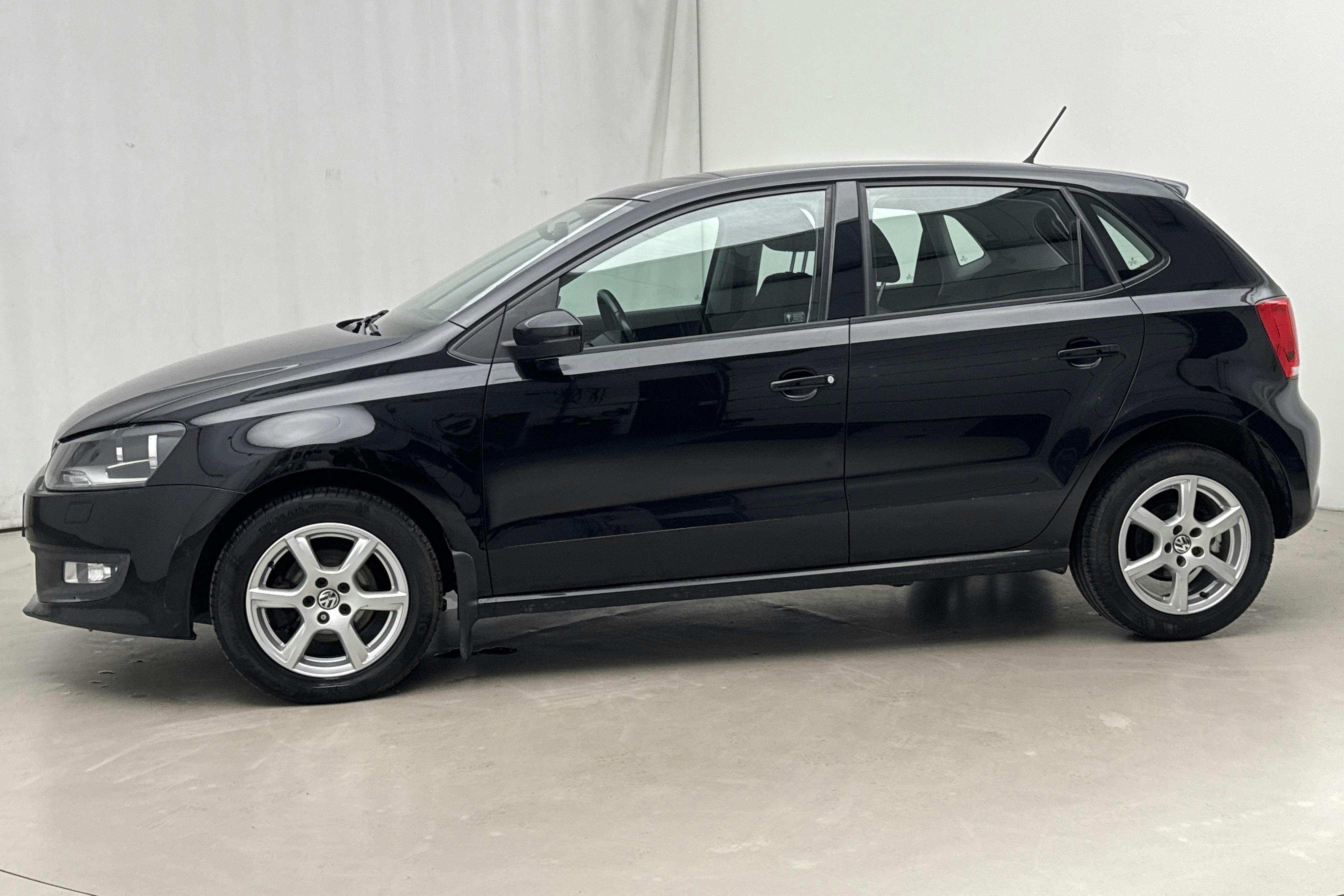Presentationsfoto 2 av 14: VW Polo 1.6 TDI 5dr (90hk) - 15 372 mil - Manuell - svart - 2012