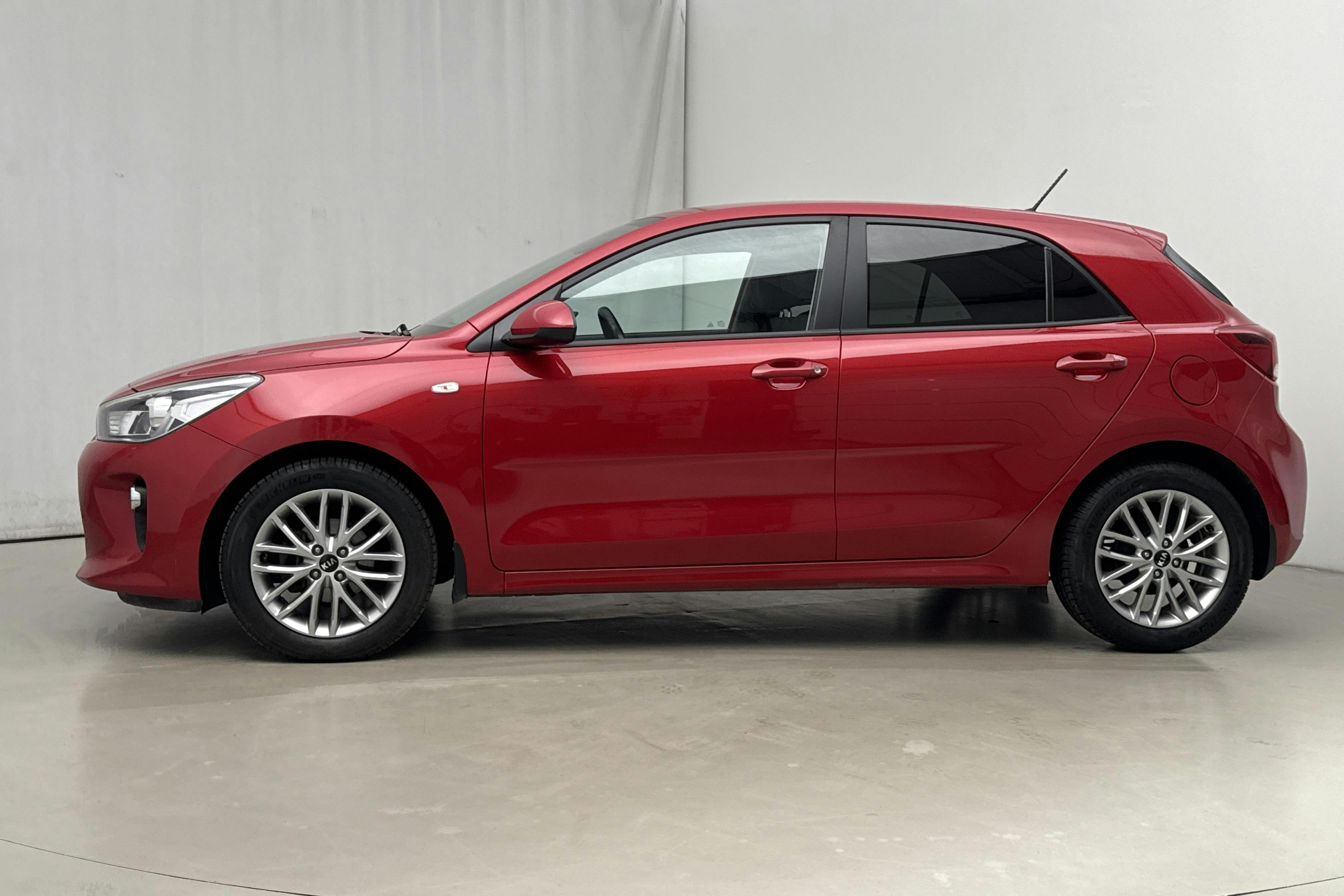 Presentationsfoto 2 av 16: KIA Rio 1.2 (84hk) - 8 537 mil - Manuell - röd - 2018