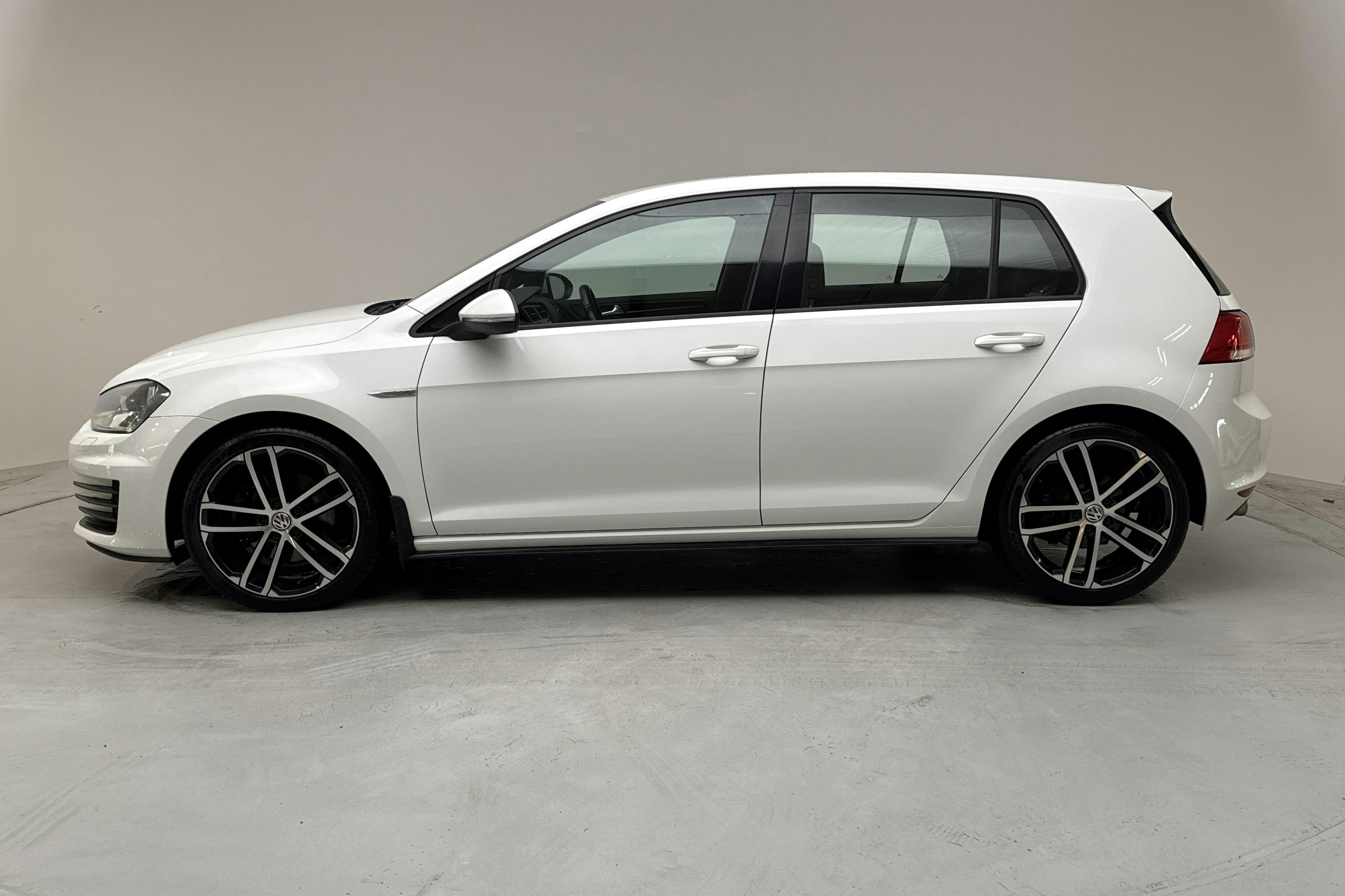 Presentationsfoto 2 av 16: VW Golf VII GTD 2.0 5dr (184hk) - 10 147 mil - Manuell - vit - 2014