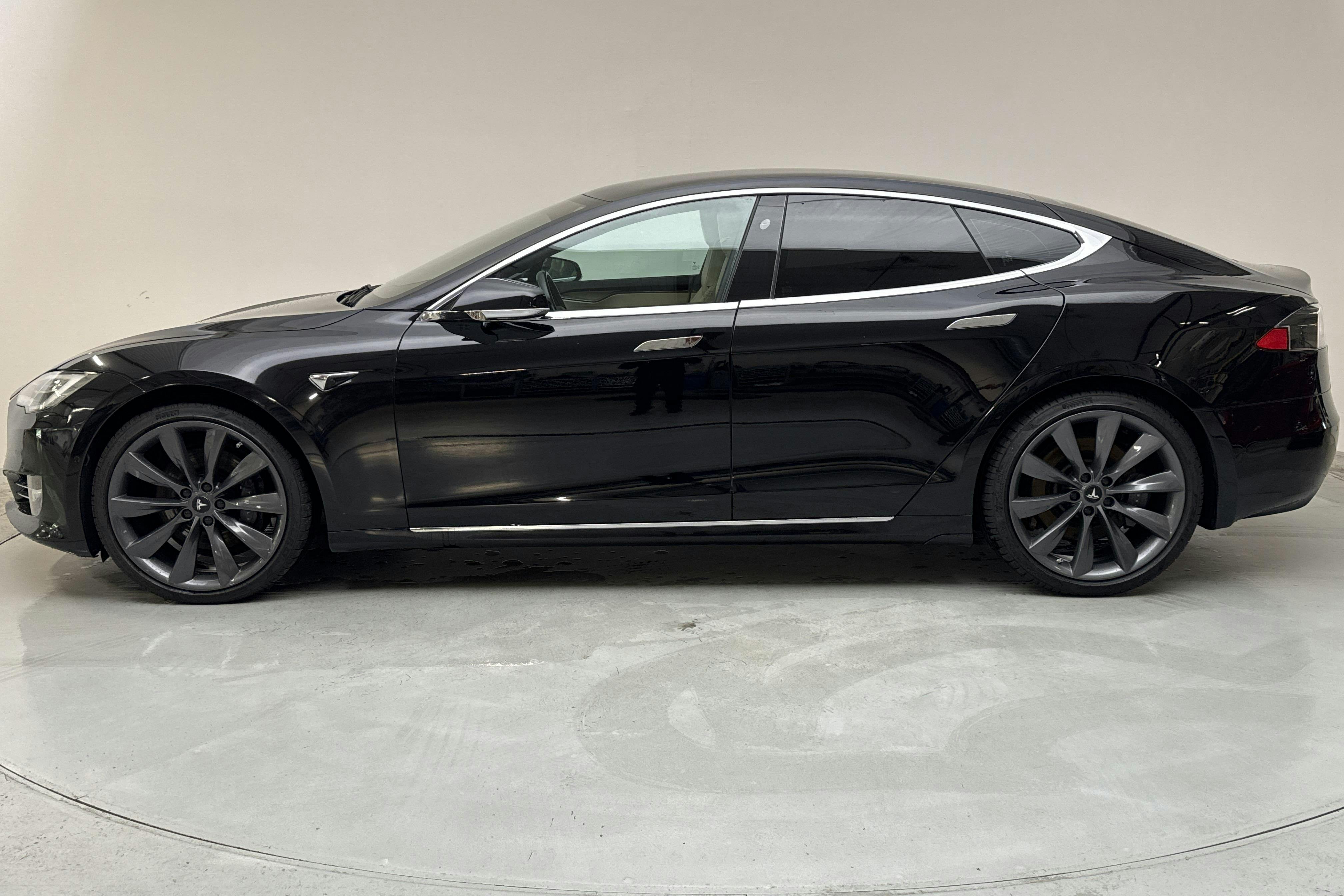 Presentationsfoto 2 av 18: Tesla Model S Dual Motor Long Range AWD - 14 294 mil - Automat - svart - 2021