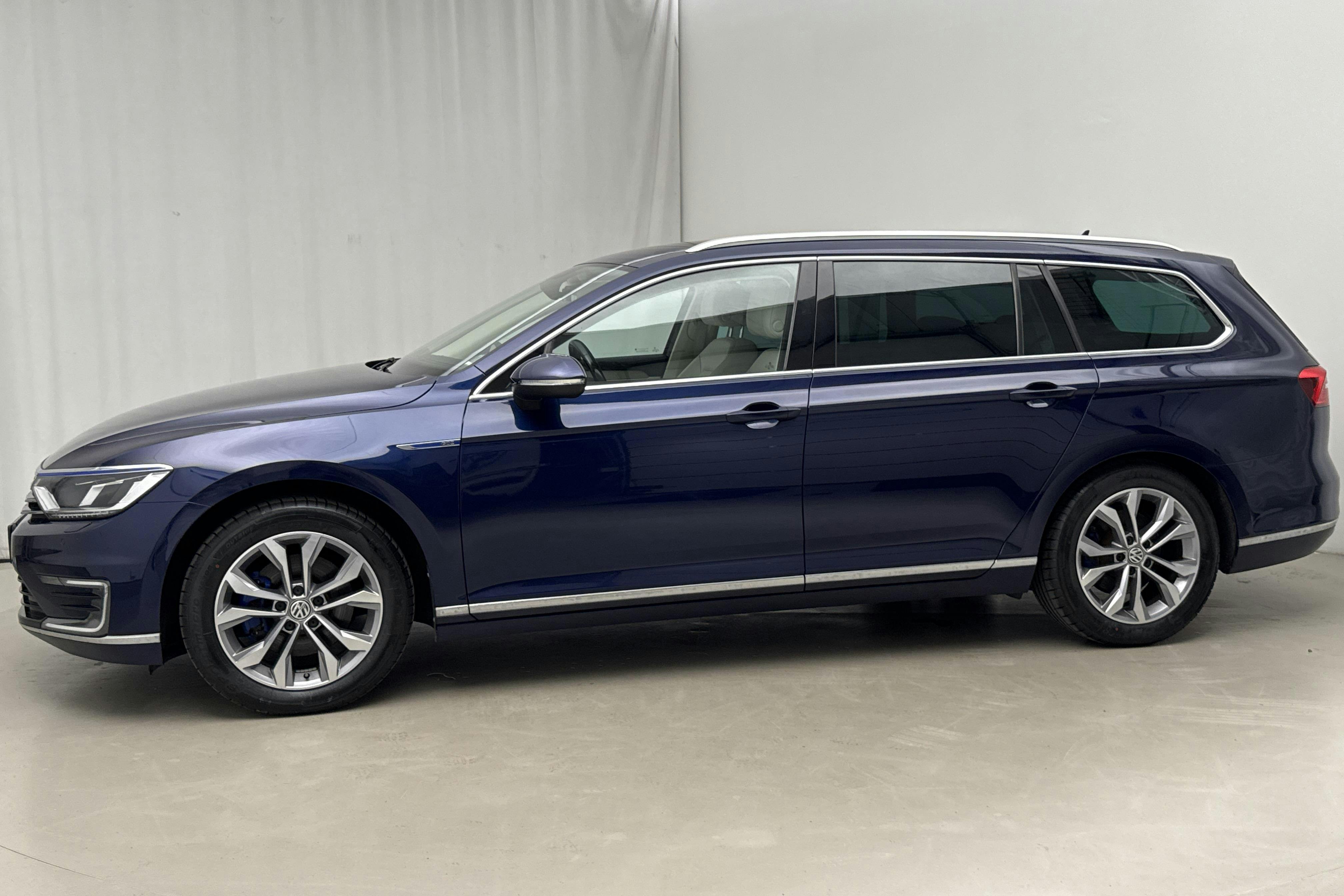 Presentationsfoto 2 av 23: VW Passat 1.4 Plug-in-Hybrid Sportscombi (218hk) - 10 156 mil - Automat - Dark Blue - 2018