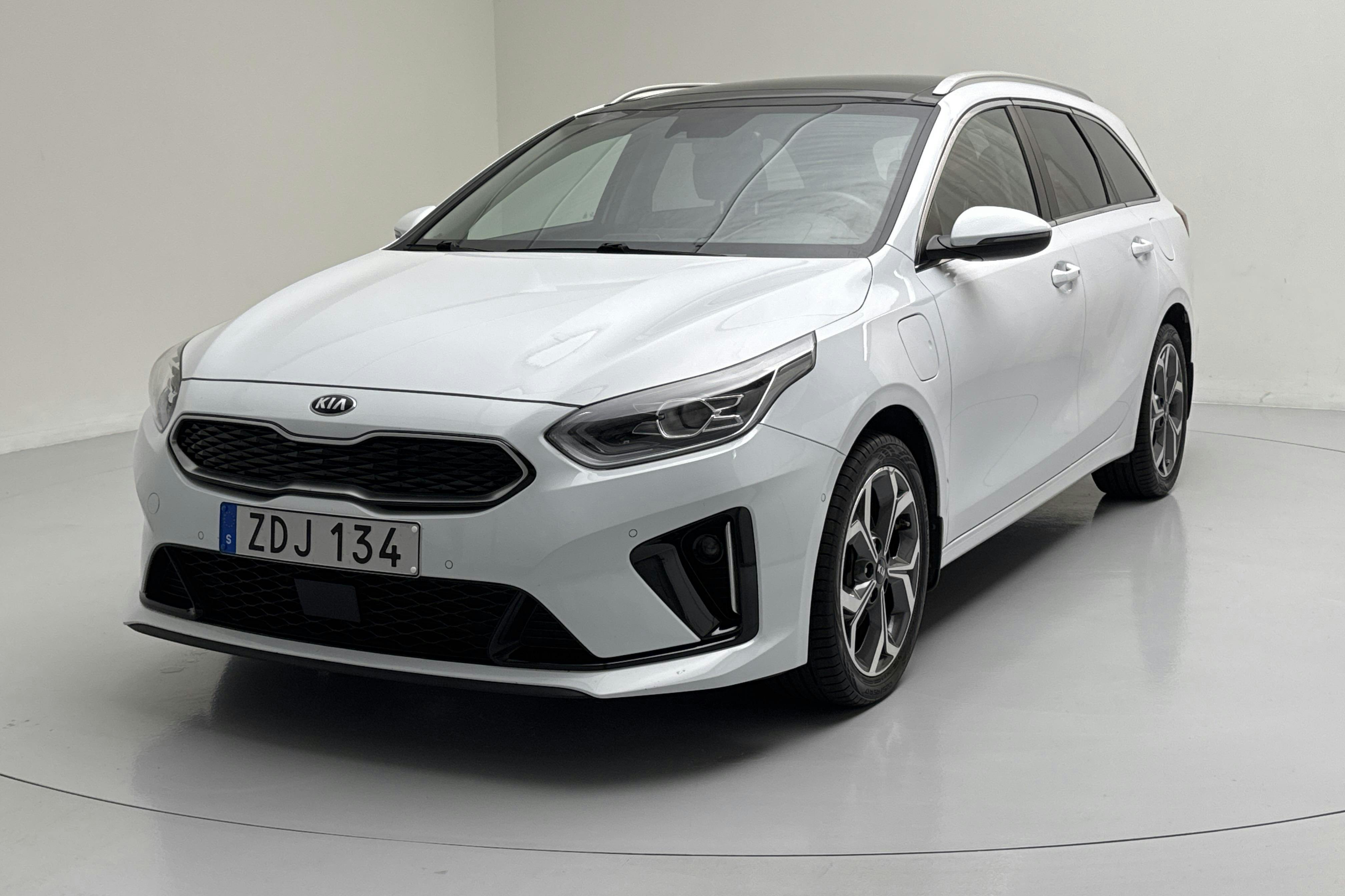Presentationsfoto 1 av 18: KIA Ceed 1.6 Plug-in Hybrid SW (141hk) - 11 809 mil - Automat - vit - 2021