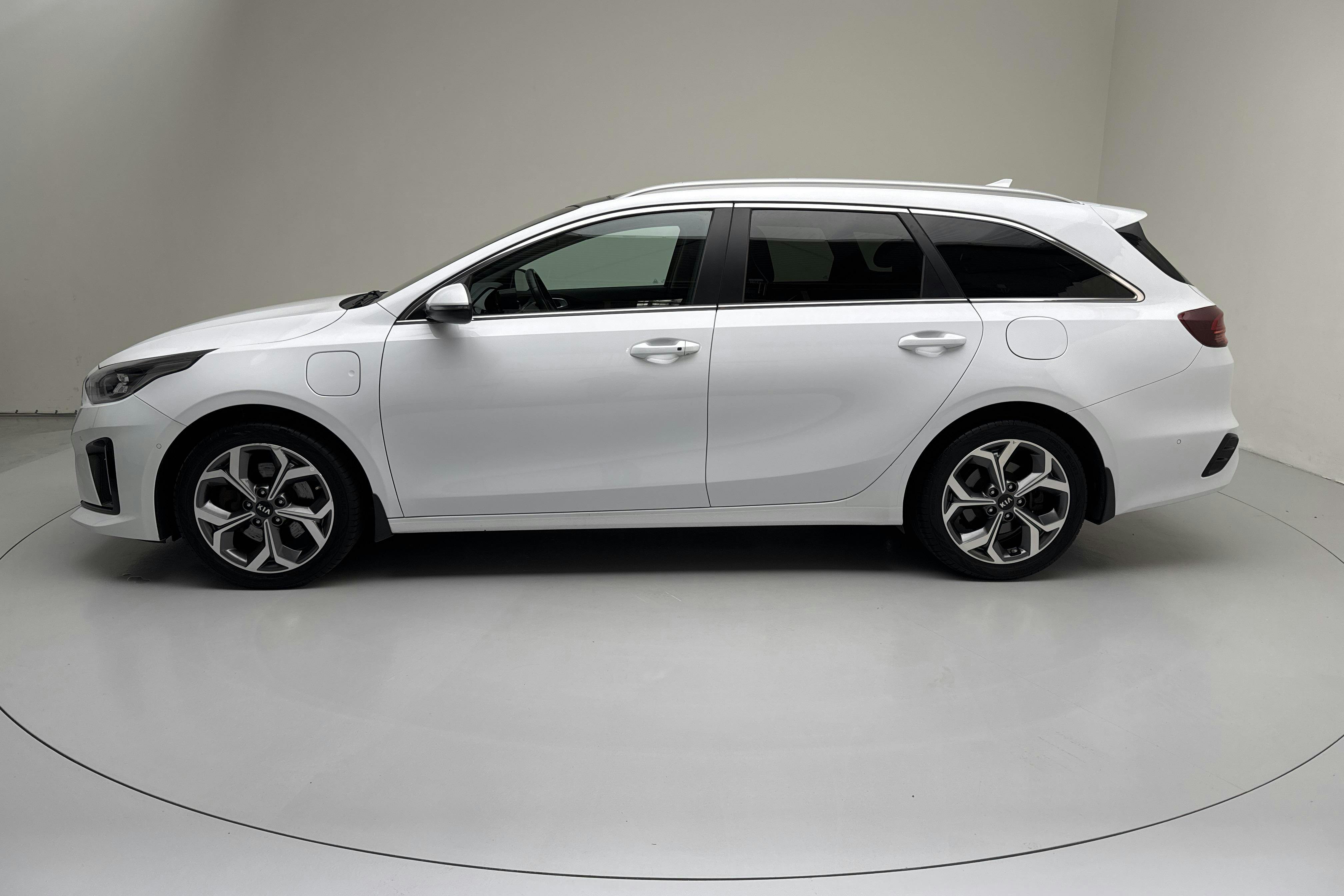 Presentationsfoto 2 av 18: KIA Ceed 1.6 Plug-in Hybrid SW (141hk) - 11 809 mil - Automat - vit - 2021
