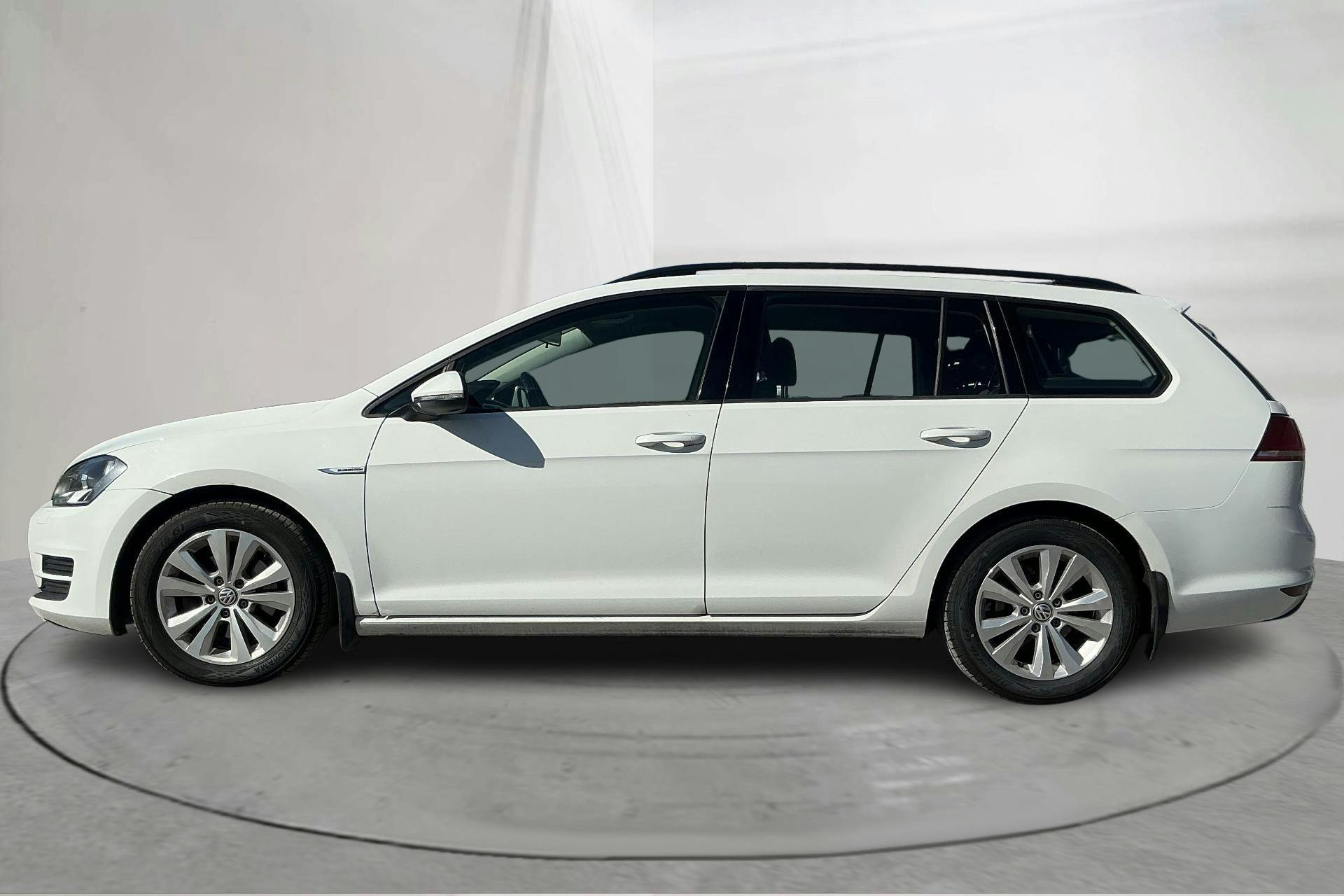 Presentationsfoto 2 av 12: VW Golf VII 1.4 TGI BlueMotion Sportscombi (110hk) - 12 730 mil - Manuell - vit - 2016