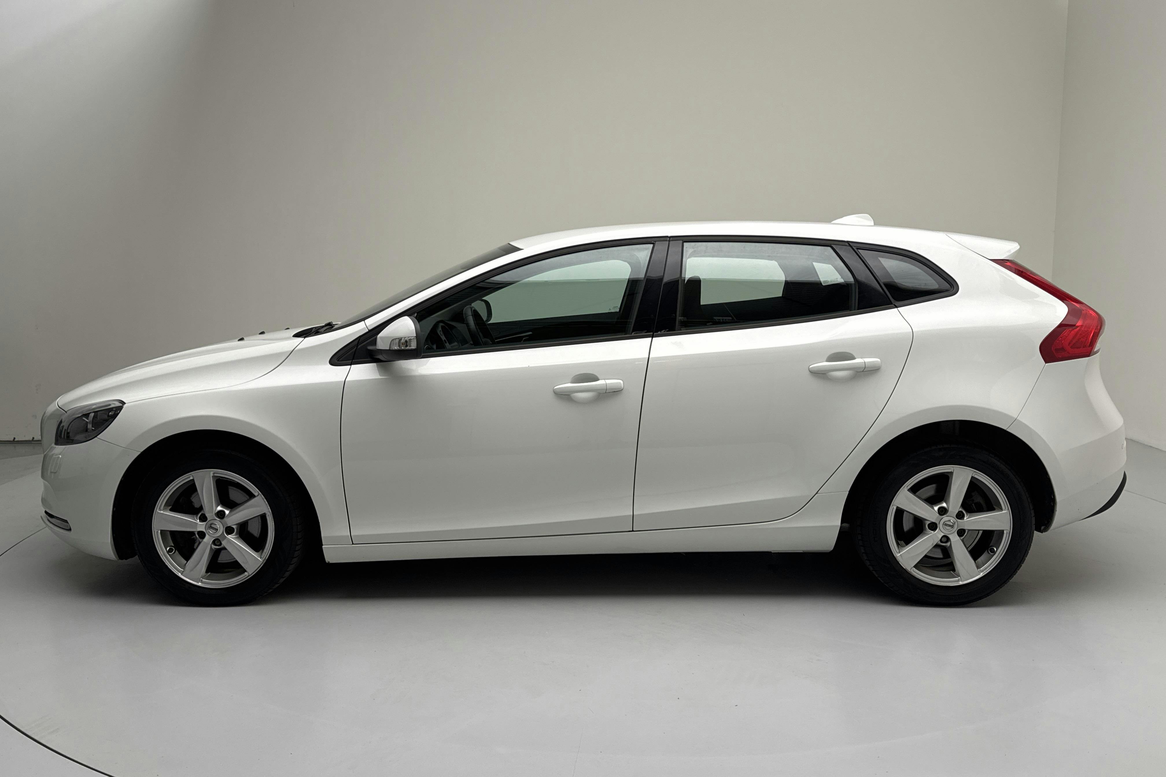 Presentationsfoto 2 av 12: Volvo V40 T2 (122hk) - 13 480 mil - Manuell - vit - 2017