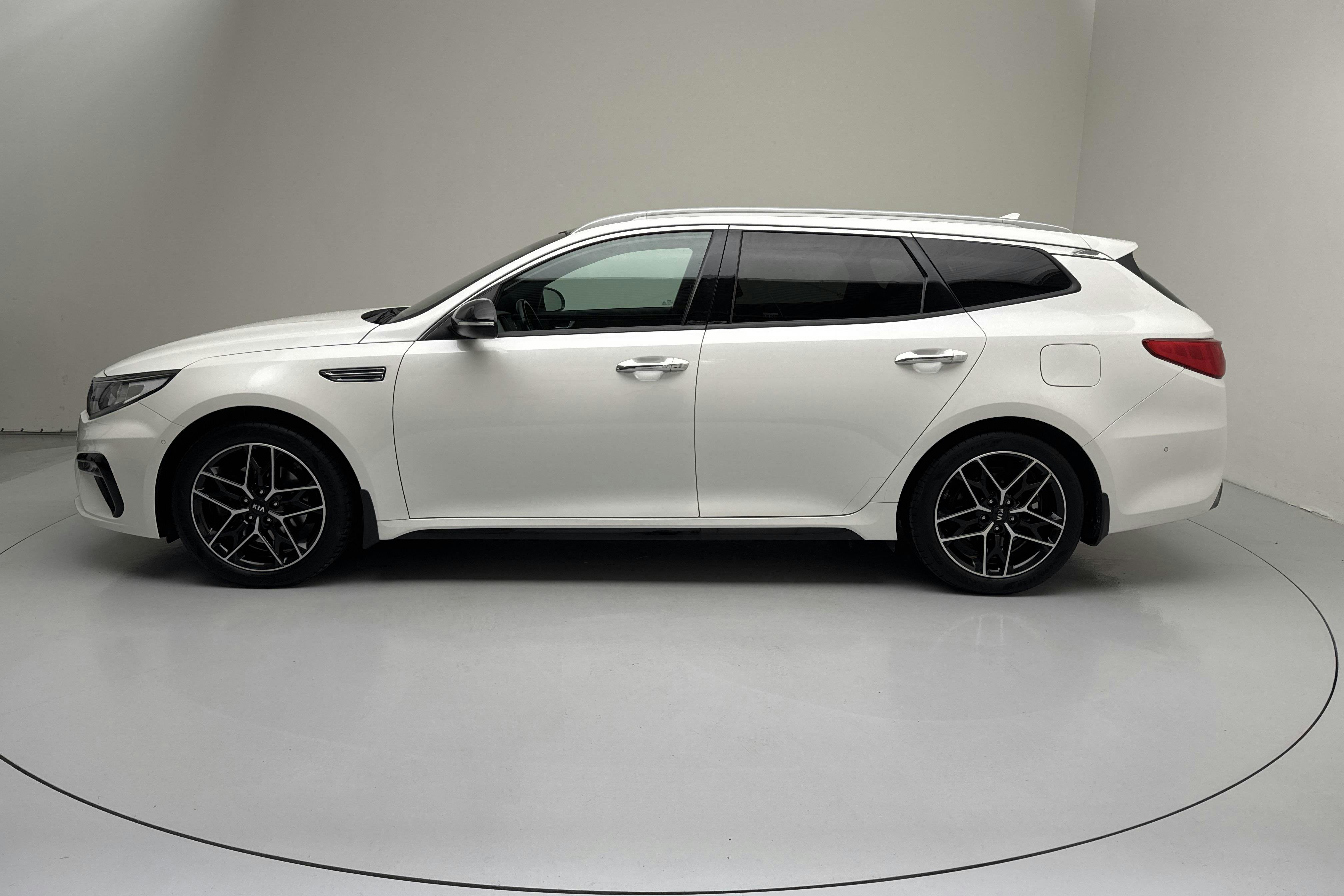 Presentationsfoto 2 av 17: KIA Optima 1.6 T GDi SW (180hk) - 9 172 mil - Automat - vit - 2019
