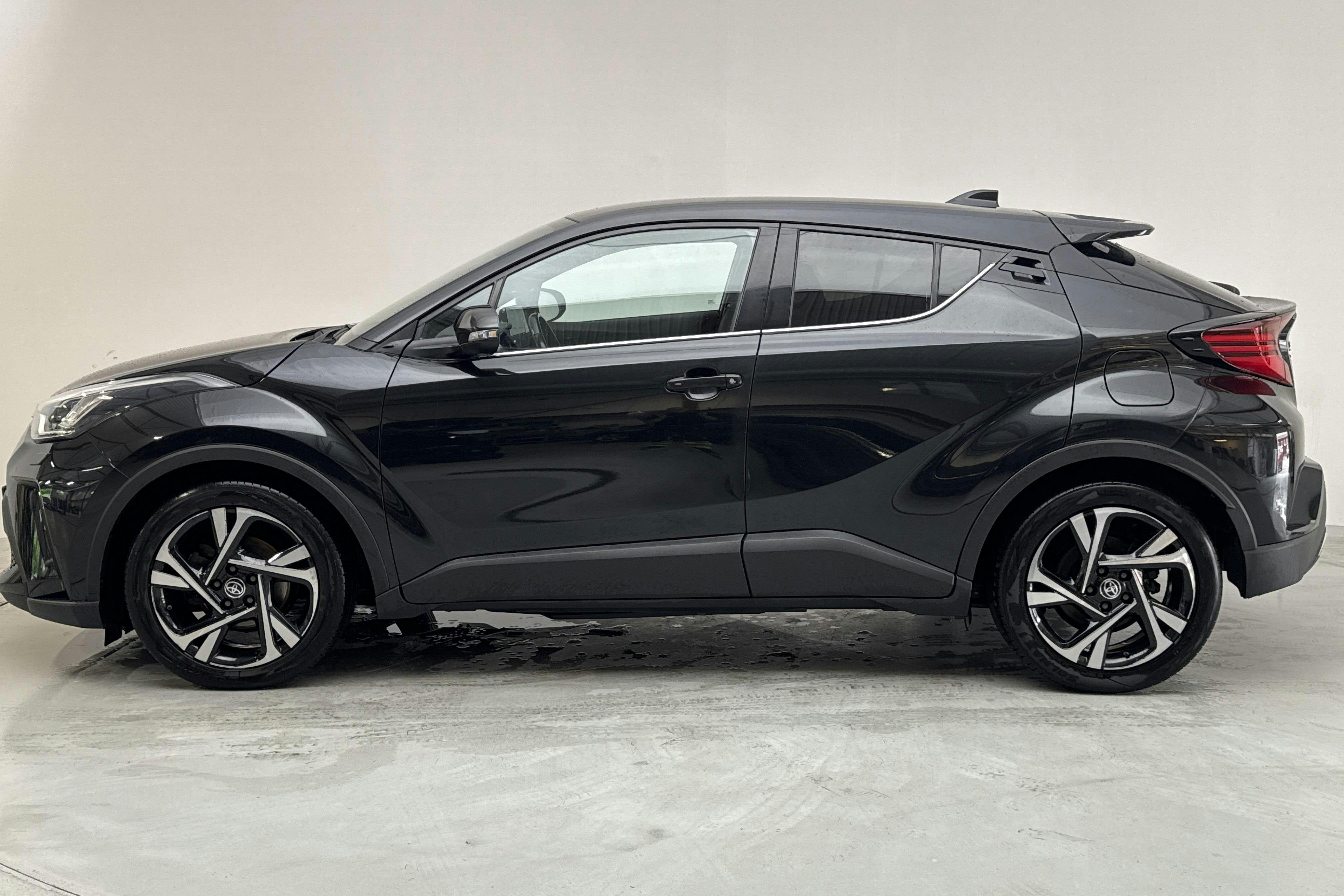 Presentationsfoto 2 av 12: Toyota C-HR 2.0 HSD (184hk) - 19 210 mil - Automat - svart - 2022