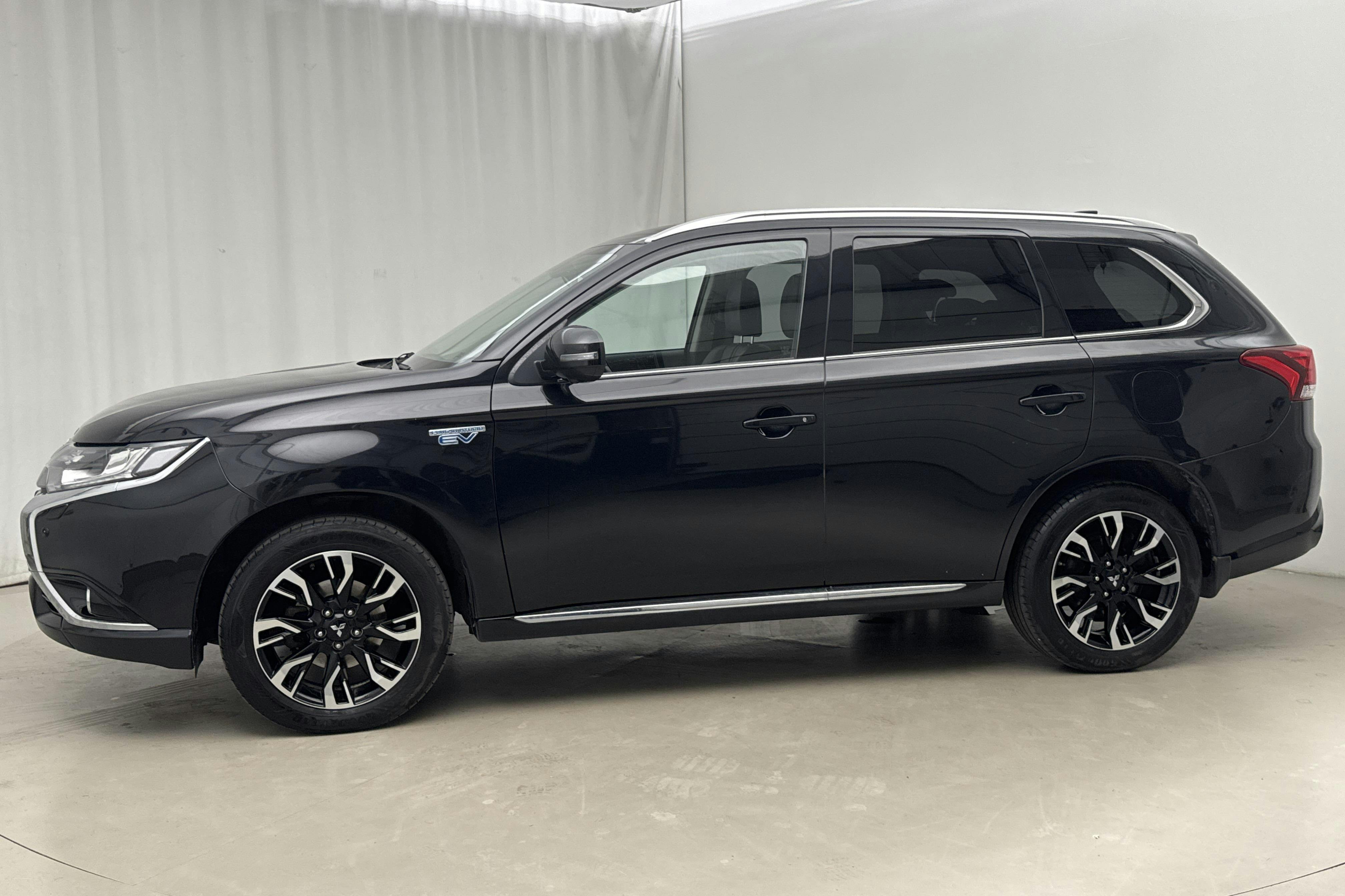 Presentation photo 2 of 18: Mitsubishi Outlander 2.0 Plug-in Hybrid 4WD (121hk) - 147 050 km - Automatic - black - 2016