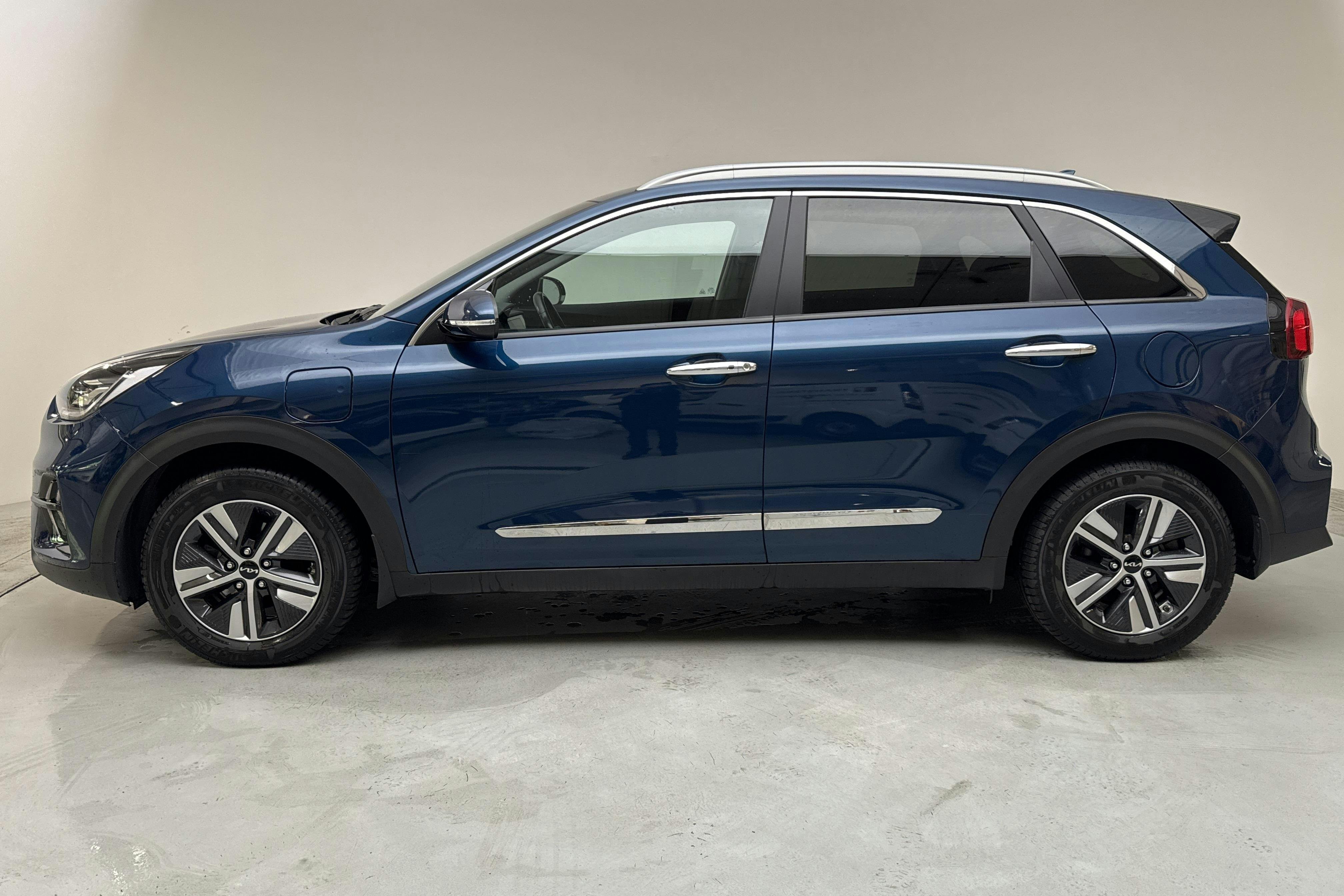 Presentationsfoto 2 av 16: KIA Niro Plug-in Hybrid 1.6 (141hk) - 4 000 mil - Automat - blå - 2022
