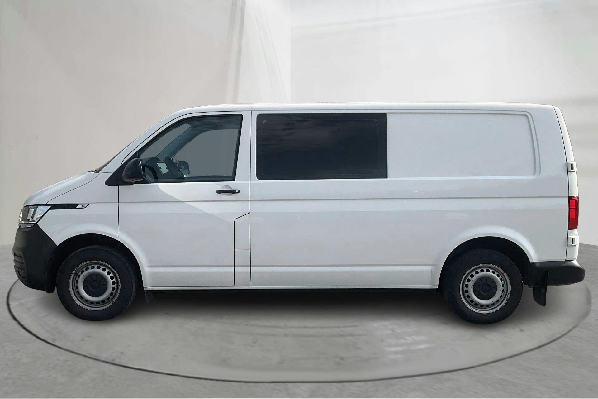 Presentationsfoto 2 av 15: VW Transporter Kombi T6.1 2.0 TDI BMT (150hk) - 11 601 mil - Manuell - vit - 2020