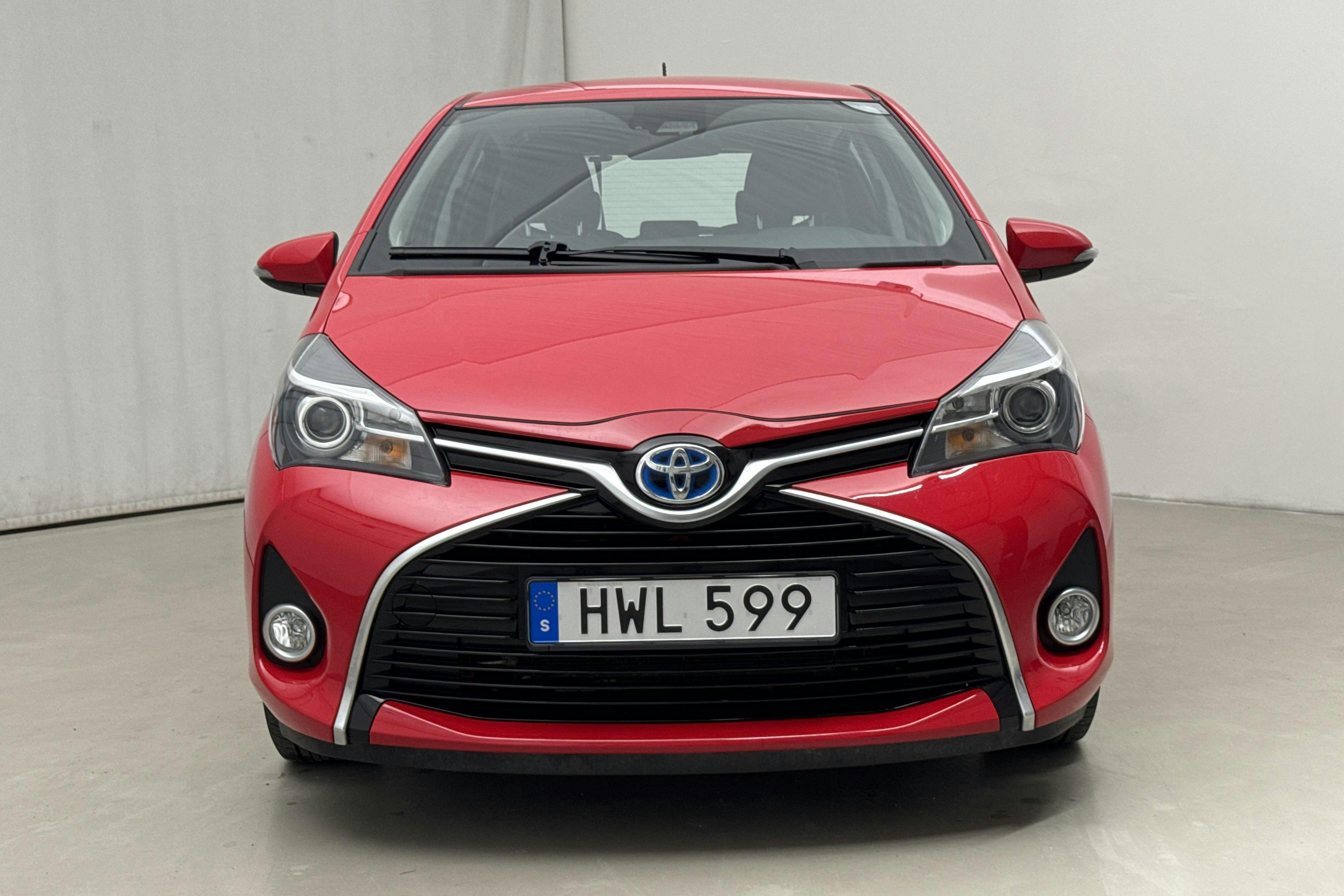 Toyota Yaris 1.5 HSD 5dr (75hk) - 5 824 mil - Automat - röd - 2016