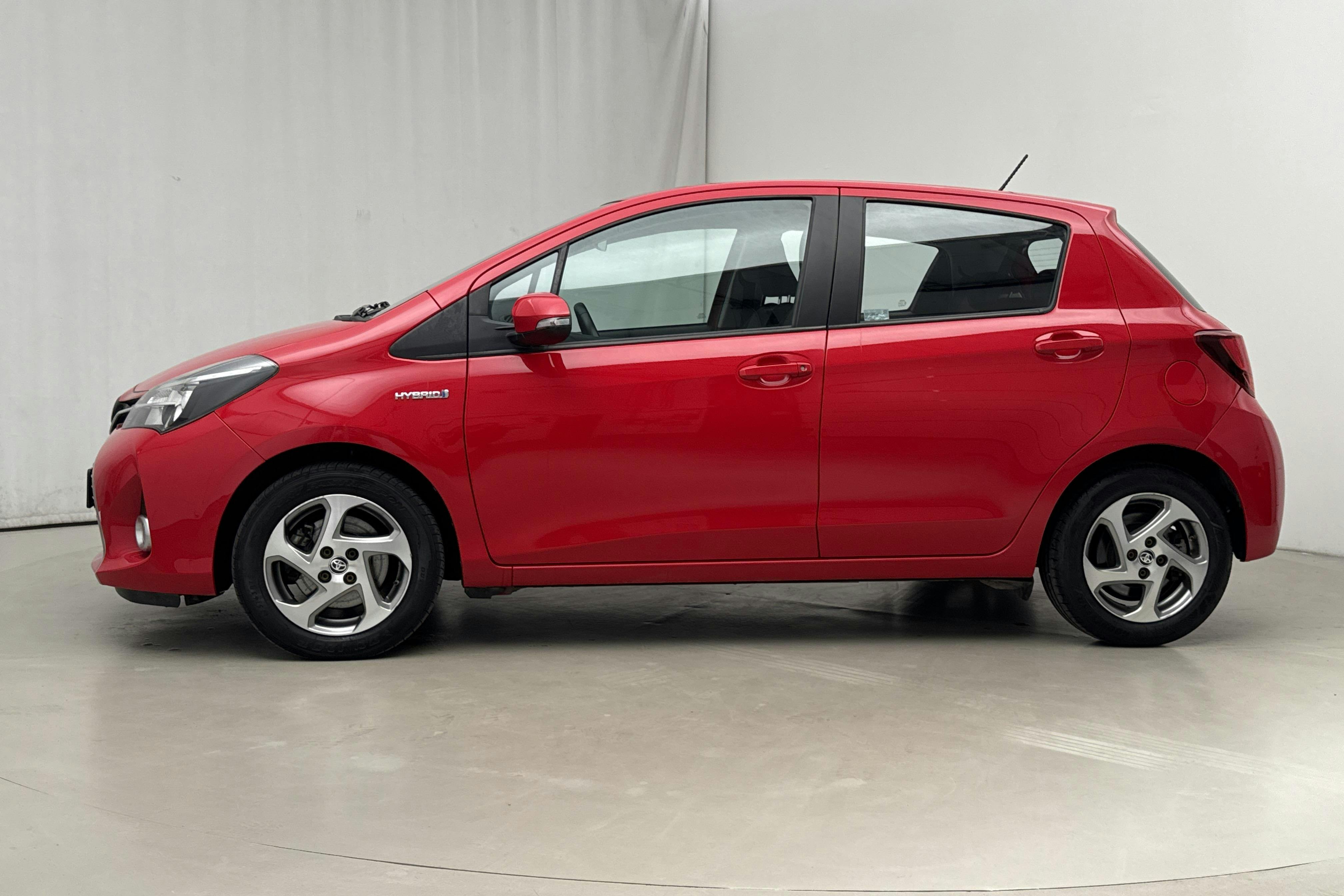 Presentationsfoto 2 av 14: Toyota Yaris 1.5 HSD 5dr (75hk) - 5 824 mil - Automat - röd - 2016