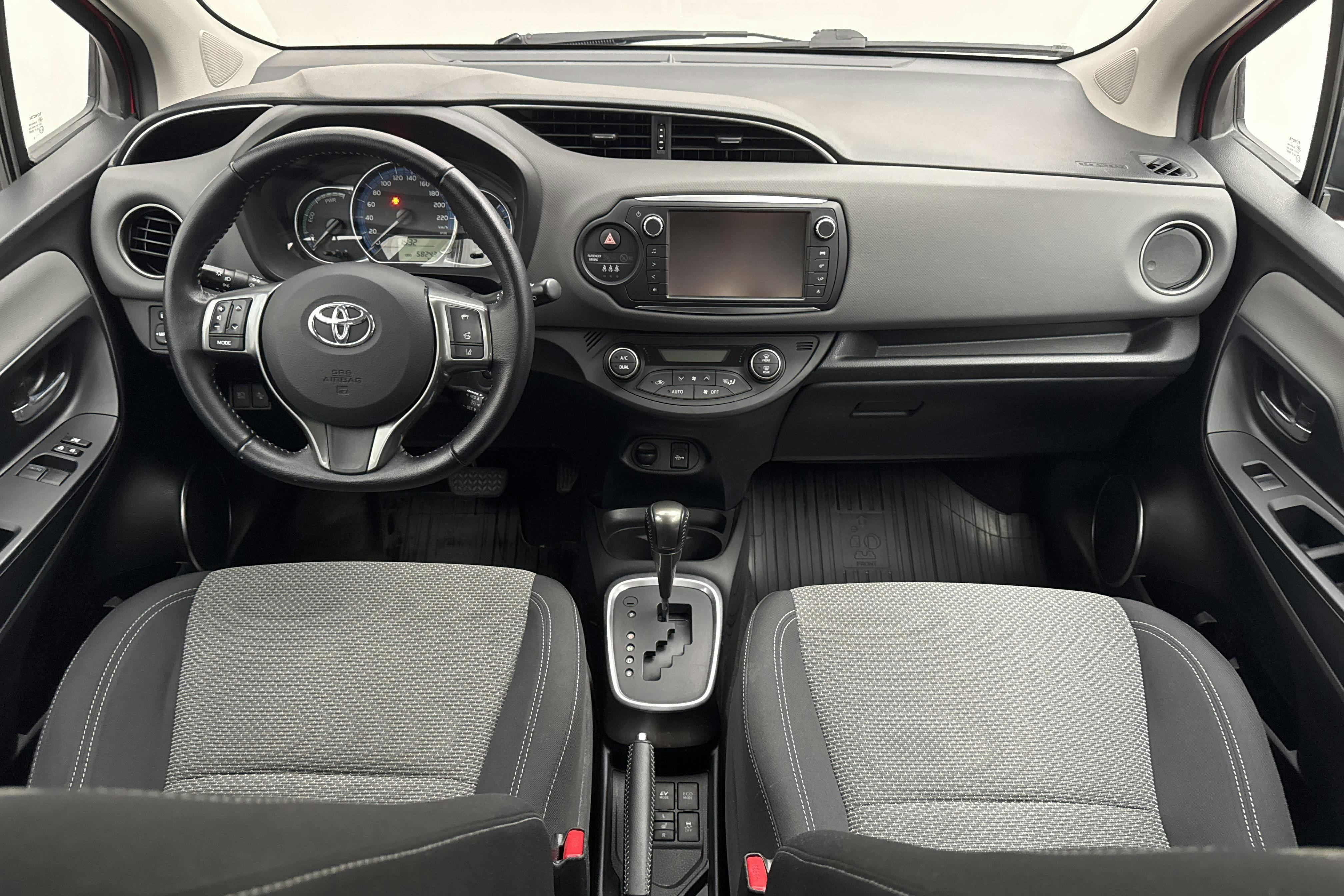 Toyota Yaris 1.5 HSD 5dr (75hk) - 5 824 mil - Automat - röd - 2016
