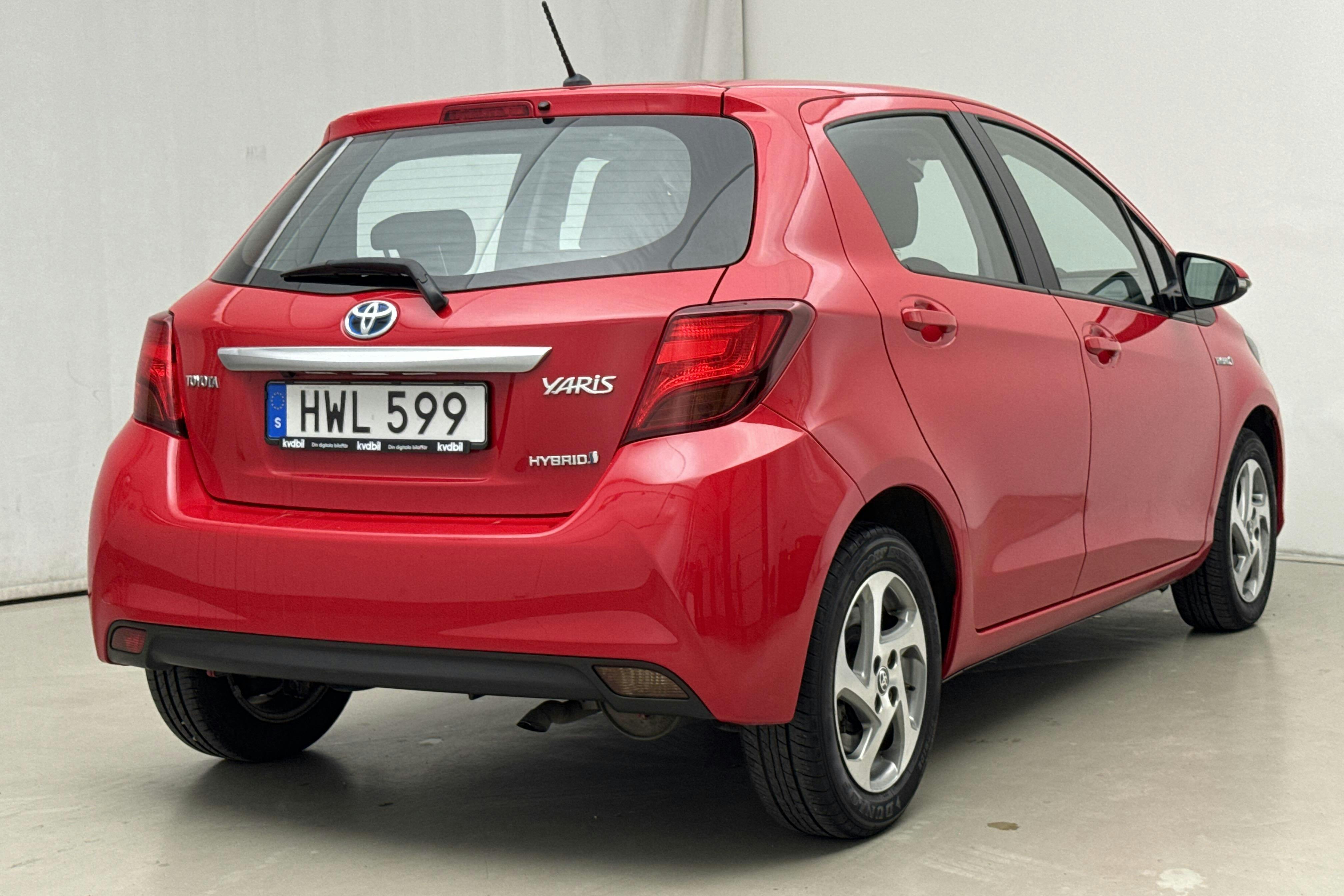 Toyota Yaris 1.5 HSD 5dr (75hk) - 5 824 mil - Automat - röd - 2016