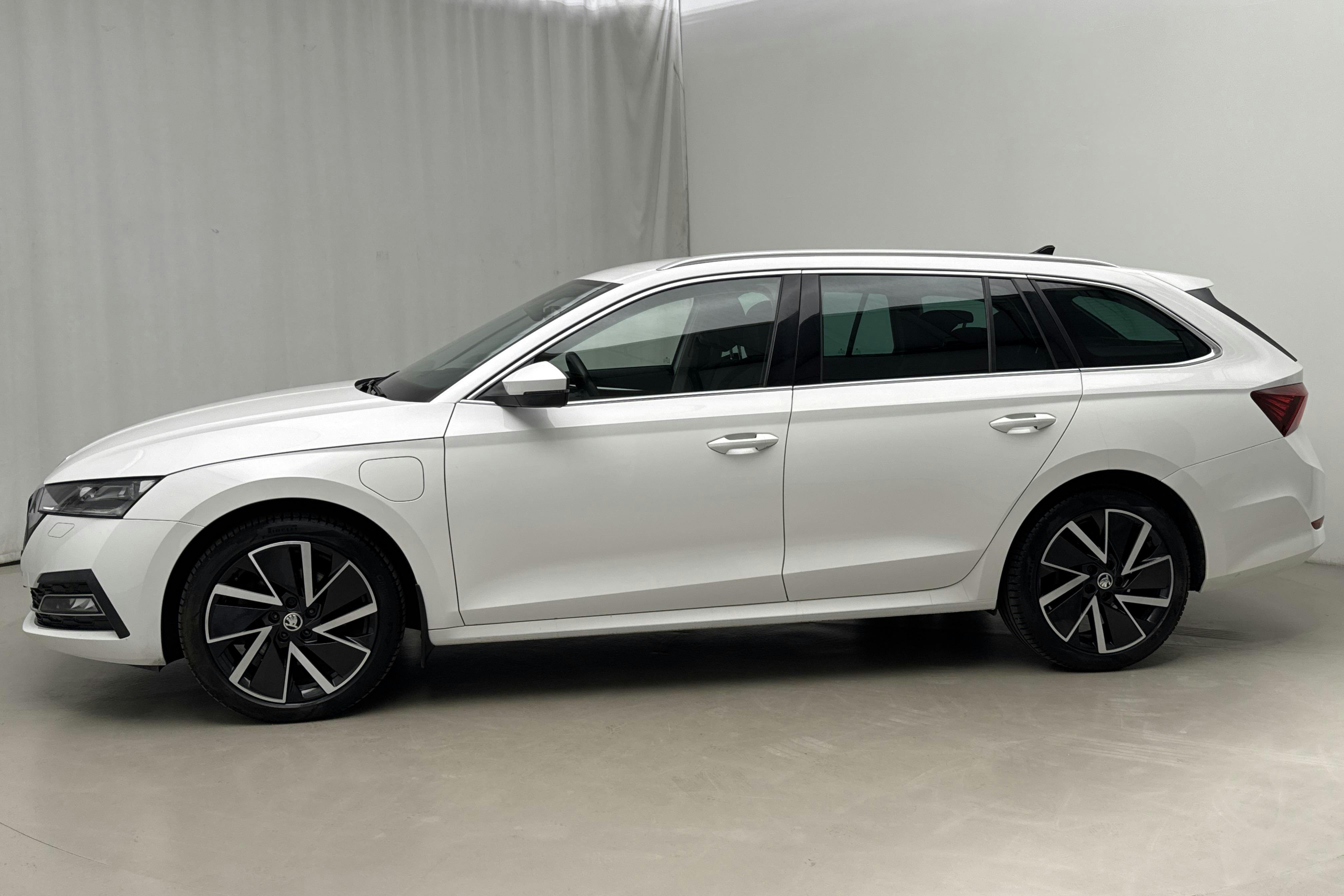 Presentationsfoto 2 av 25: Skoda Octavia 1.4 iV PHEV Combi (204hk) - 10 839 mil - Automat - vit - 2021