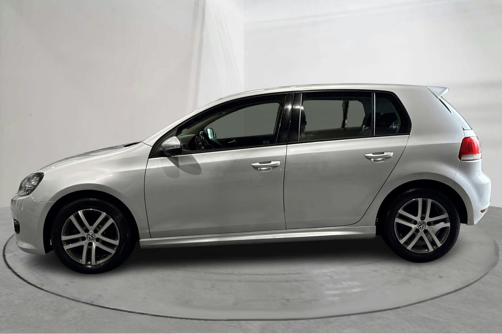 Presentationsfoto 2 av 12: VW Golf VI 1.6 TDI BlueMotion Technology 5dr (105hk) - 14 199 mil - Manuell - silver - 2013