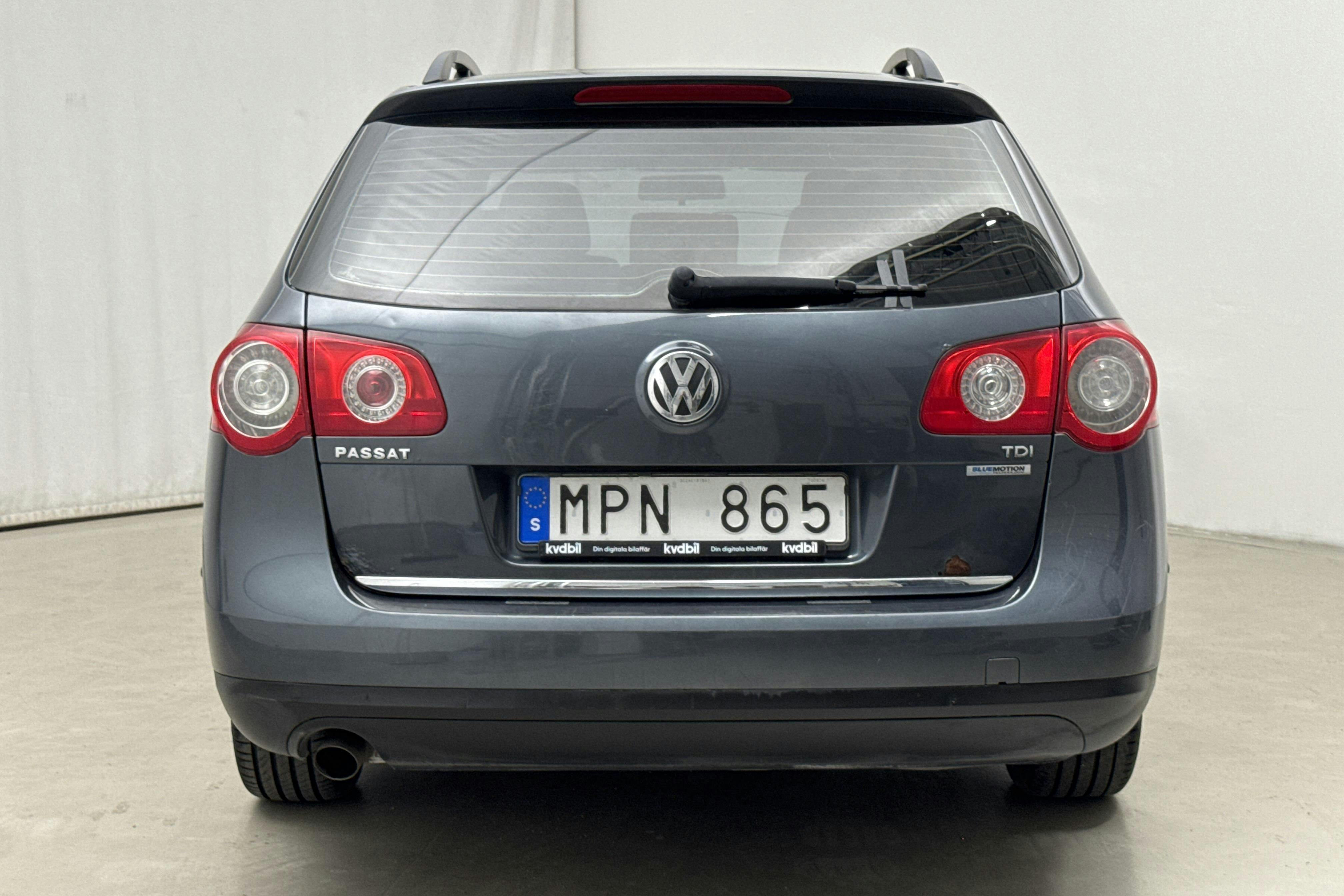 VW Passat 1.6 TDI BlueMotion Variant (105hk) - 20 872 mil - Manuell - Light Grey - 2010