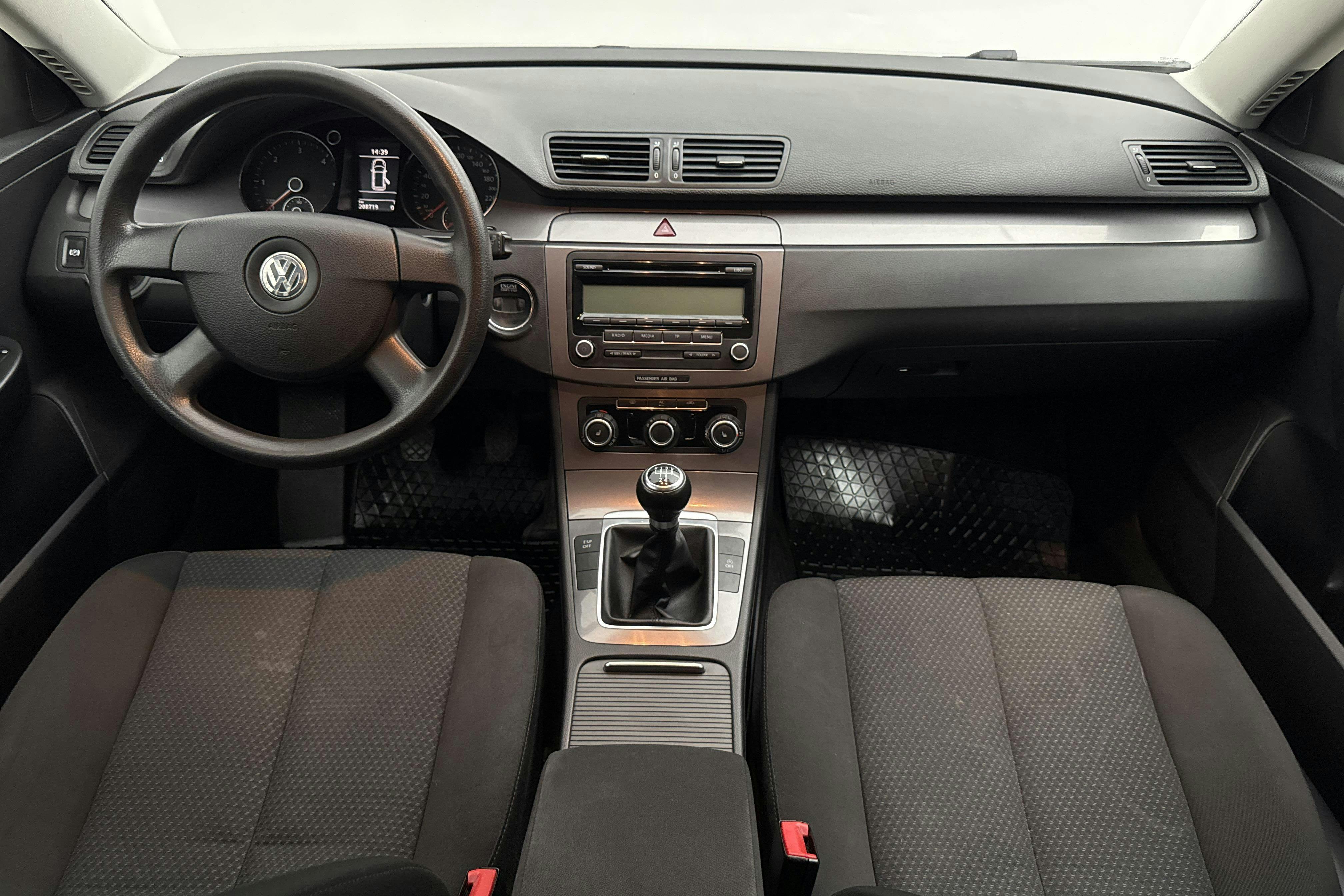 VW Passat 1.6 TDI BlueMotion Variant (105hk) - 20 872 mil - Manuell - Light Grey - 2010