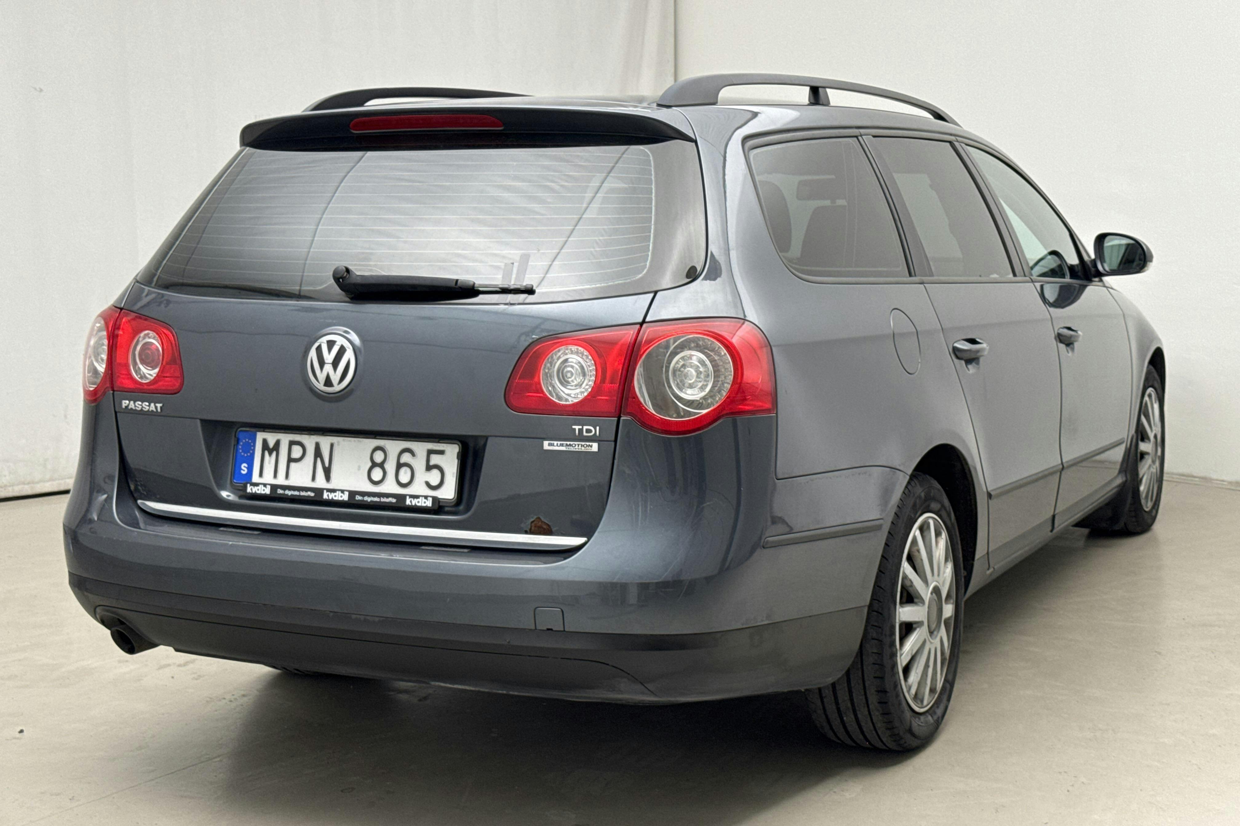 VW Passat 1.6 TDI BlueMotion Variant (105hk) - 20 872 mil - Manuell - Light Grey - 2010