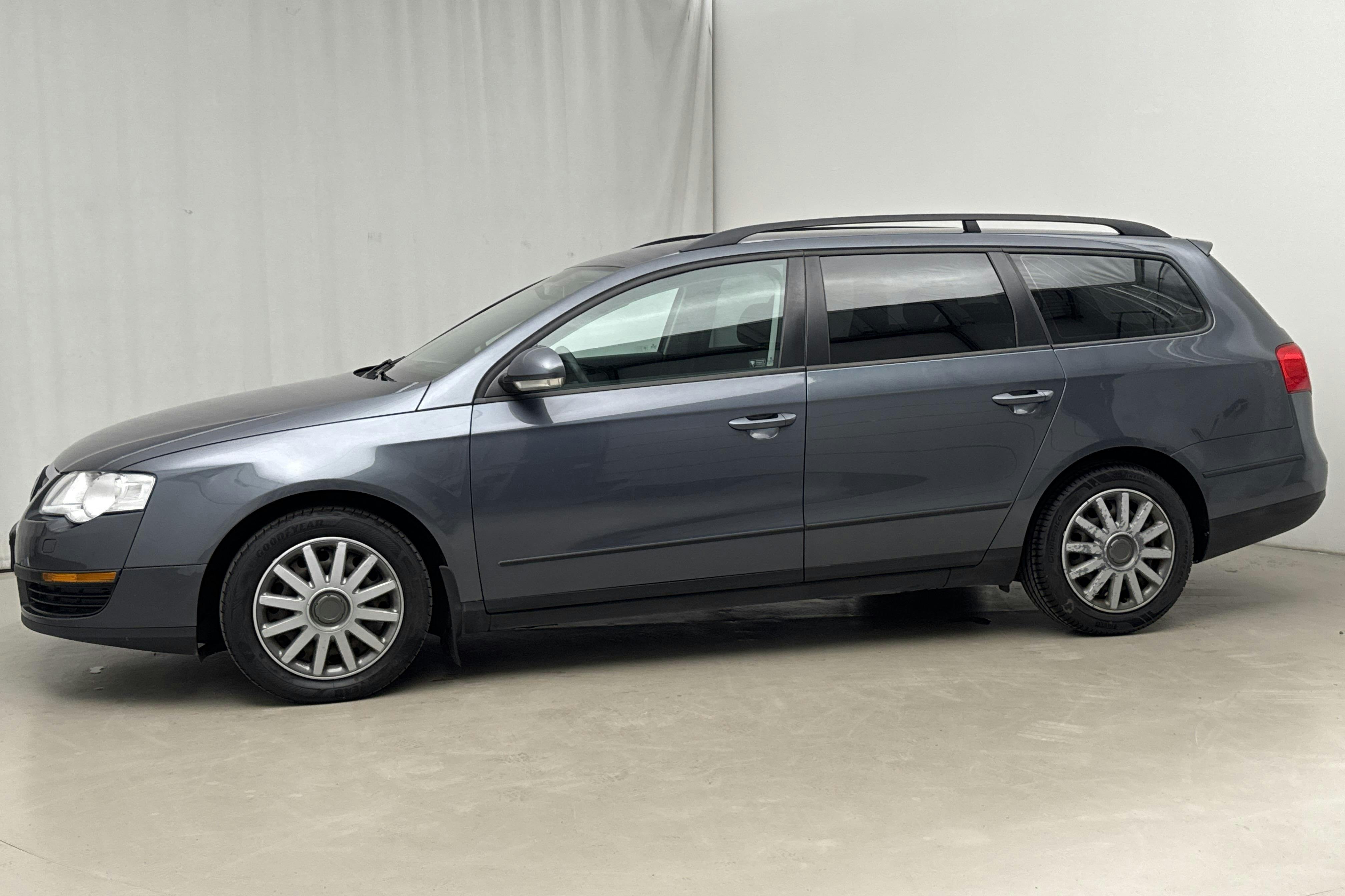Presentationsfoto 2 av 15: VW Passat 1.6 TDI BlueMotion Variant (105hk) - 20 872 mil - Manuell - Light Grey - 2010