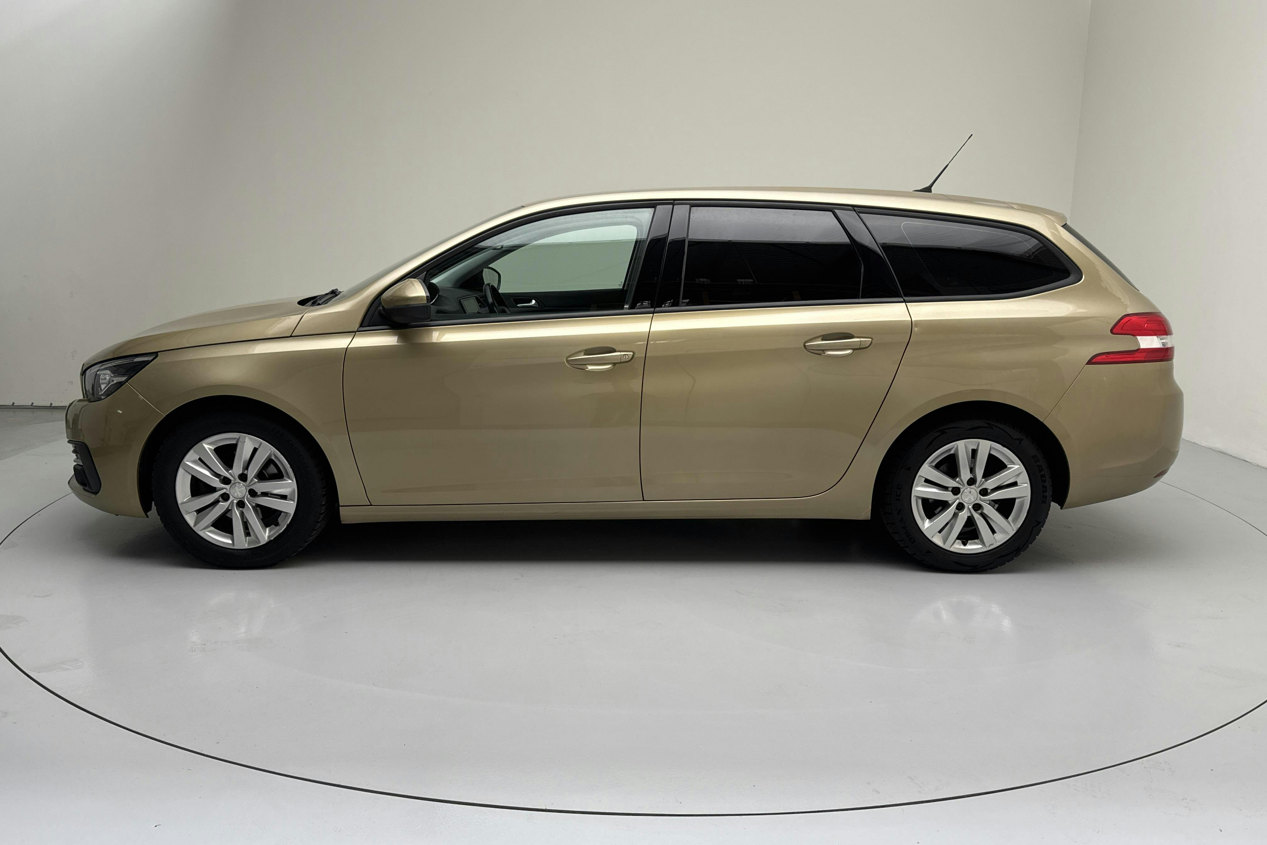Presentationsfoto 2 av 13: Peugeot 308 SW PureTech (130hk) - 14 815 mil - Automat - 2018