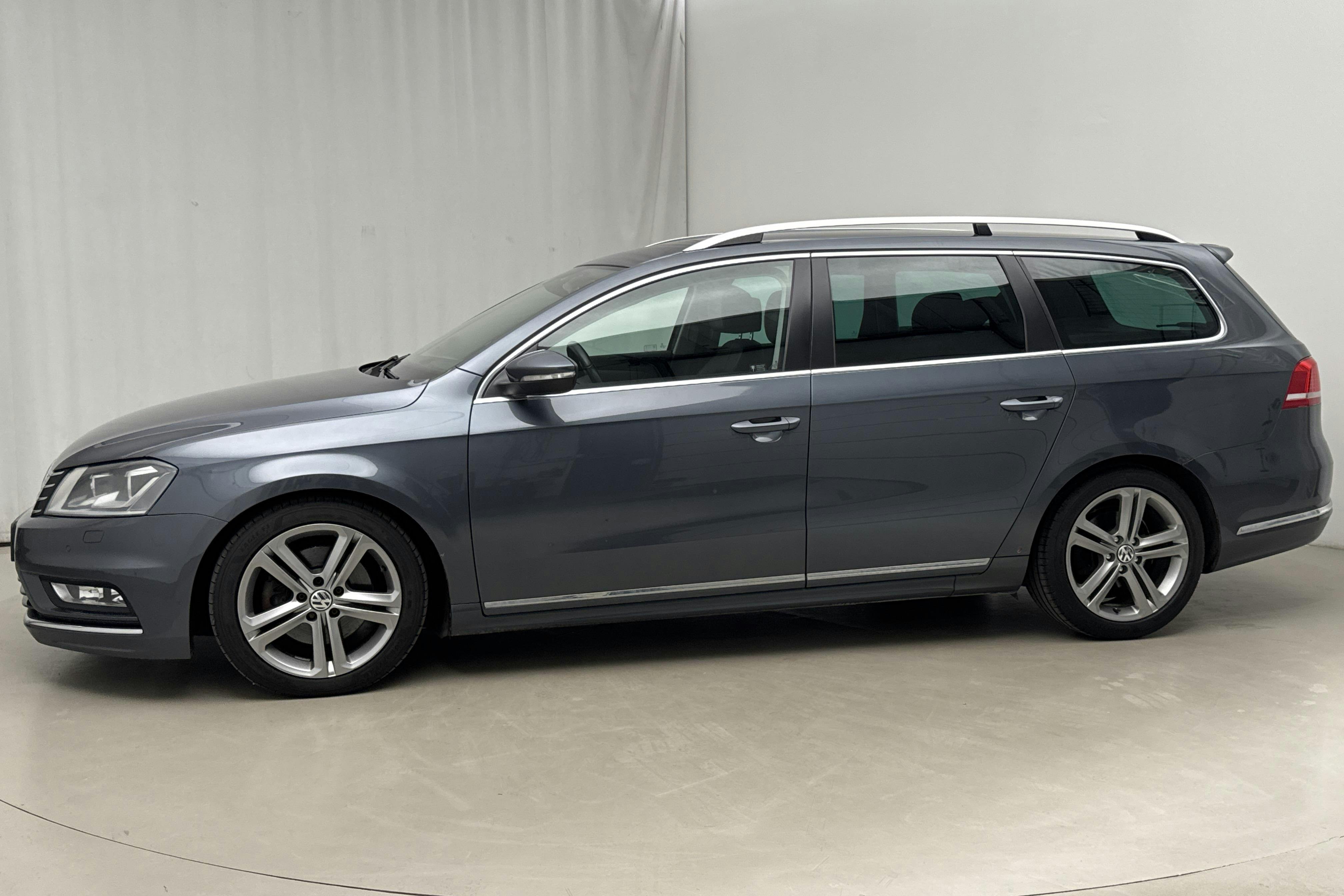 Presentationsfoto 2 av 23: VW Passat 2.0 TDI BlueMotion Technology Variant 4Motion (177hk) - 19 031 mil - Automat - Light Grey - 2013