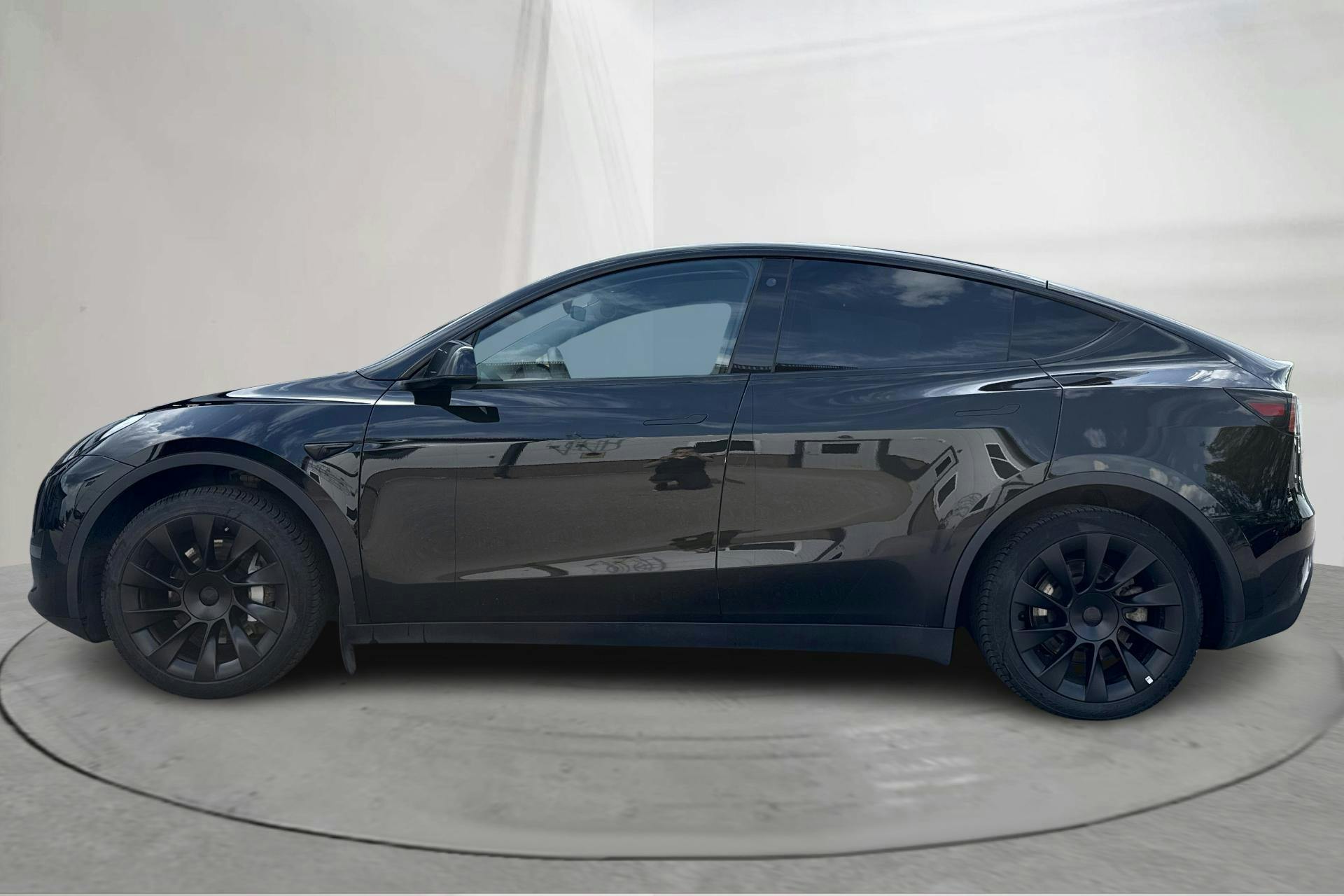 Presentation photo 2 of 21: Tesla Model Y Long Range Dual Motor AWD - 134 260 km - Automatic - black - 2023