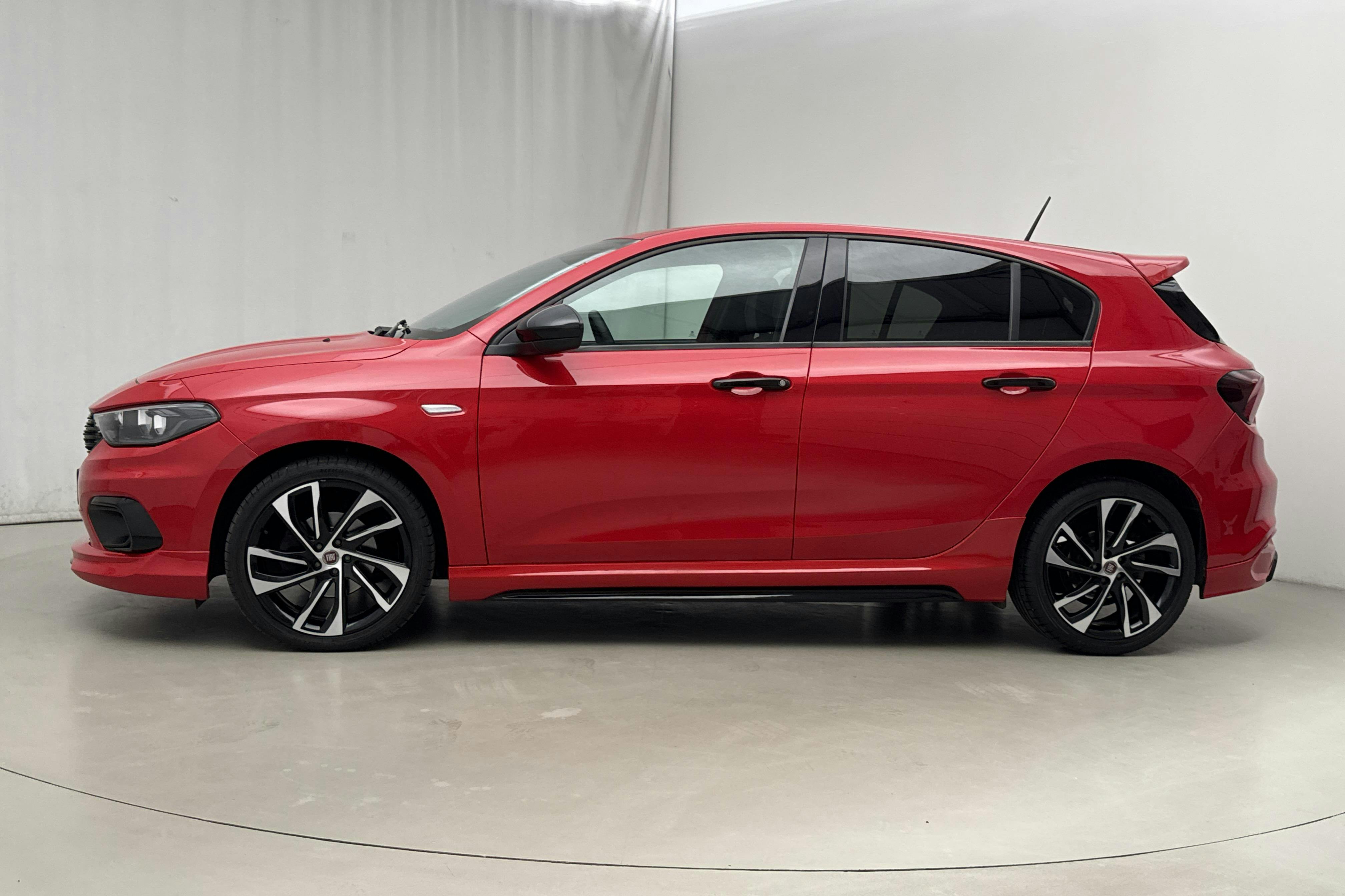 Presentationsfoto 2 av 17: Fiat Tipo 1.4 5dr (120hk) - 3 246 mil - Manuell - röd - 2020