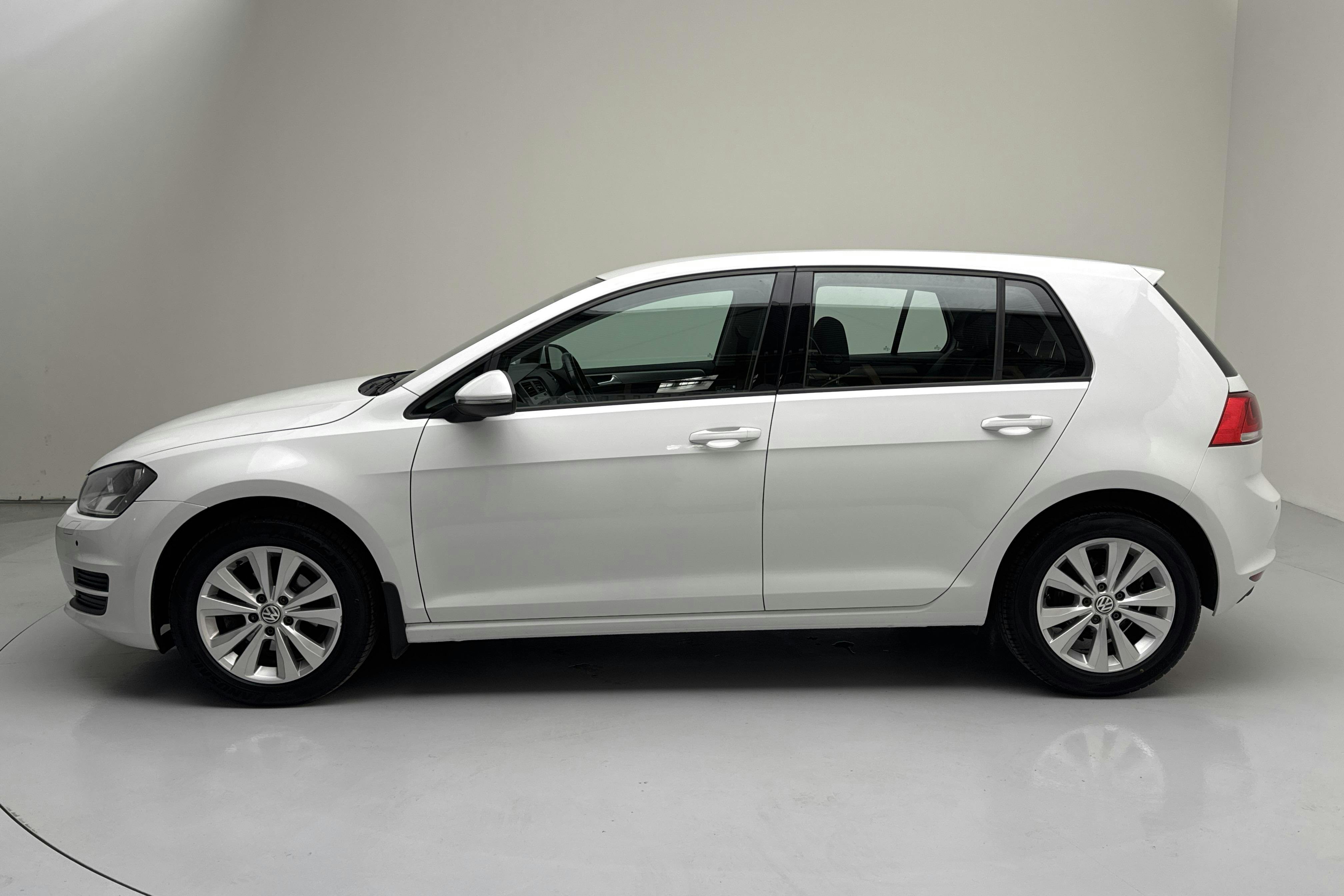 Presentationsfoto 2 av 13: VW Golf VII 1.2 TSI 5dr (110hk) - 12 921 mil - Automat - vit - 2016