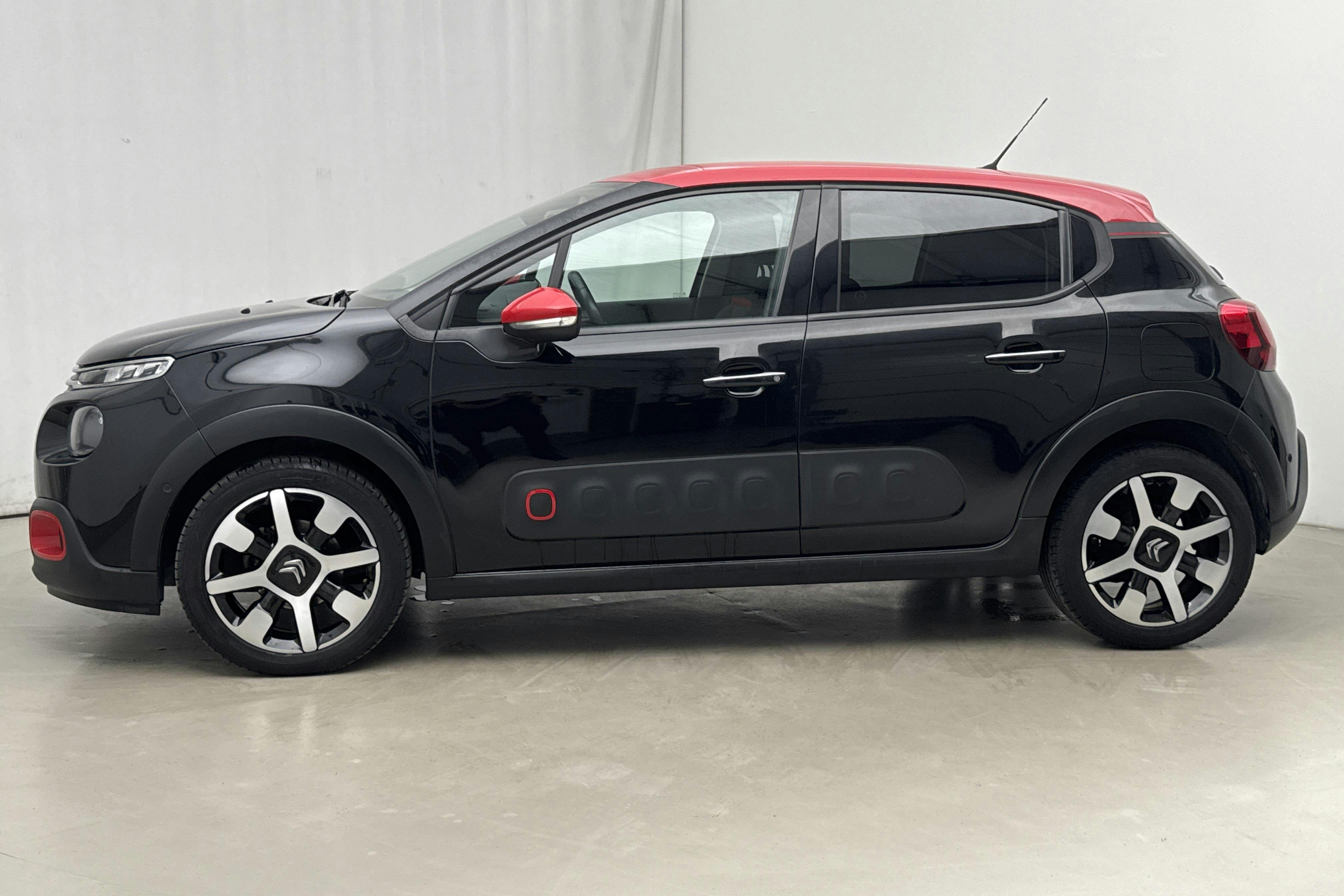 Presentationsfoto 2 av 17: Citroën C3 PureTech (82hk) - 6 544 mil - Manuell - svart - 2018