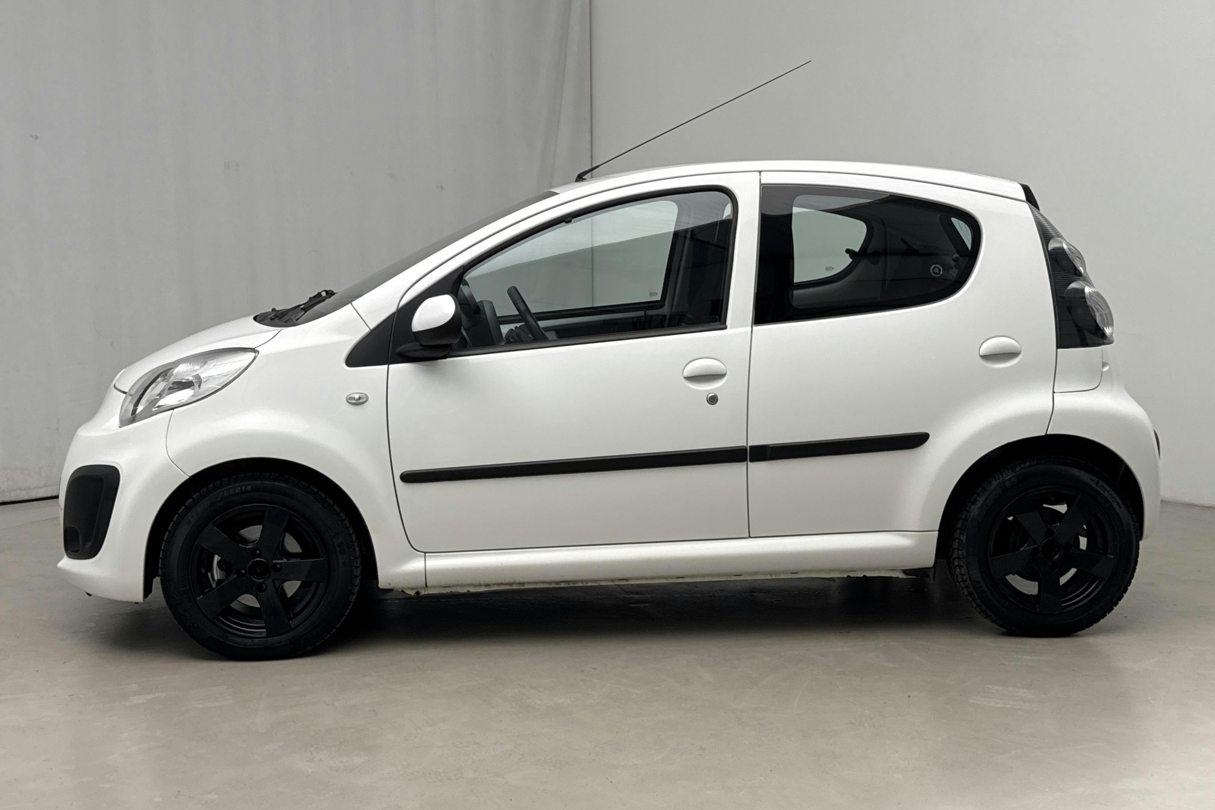 Presentation photo 2 of 12: Citroën C1 1.0 5dr (68hk) - 83 620 km - Automatic - white - 2014