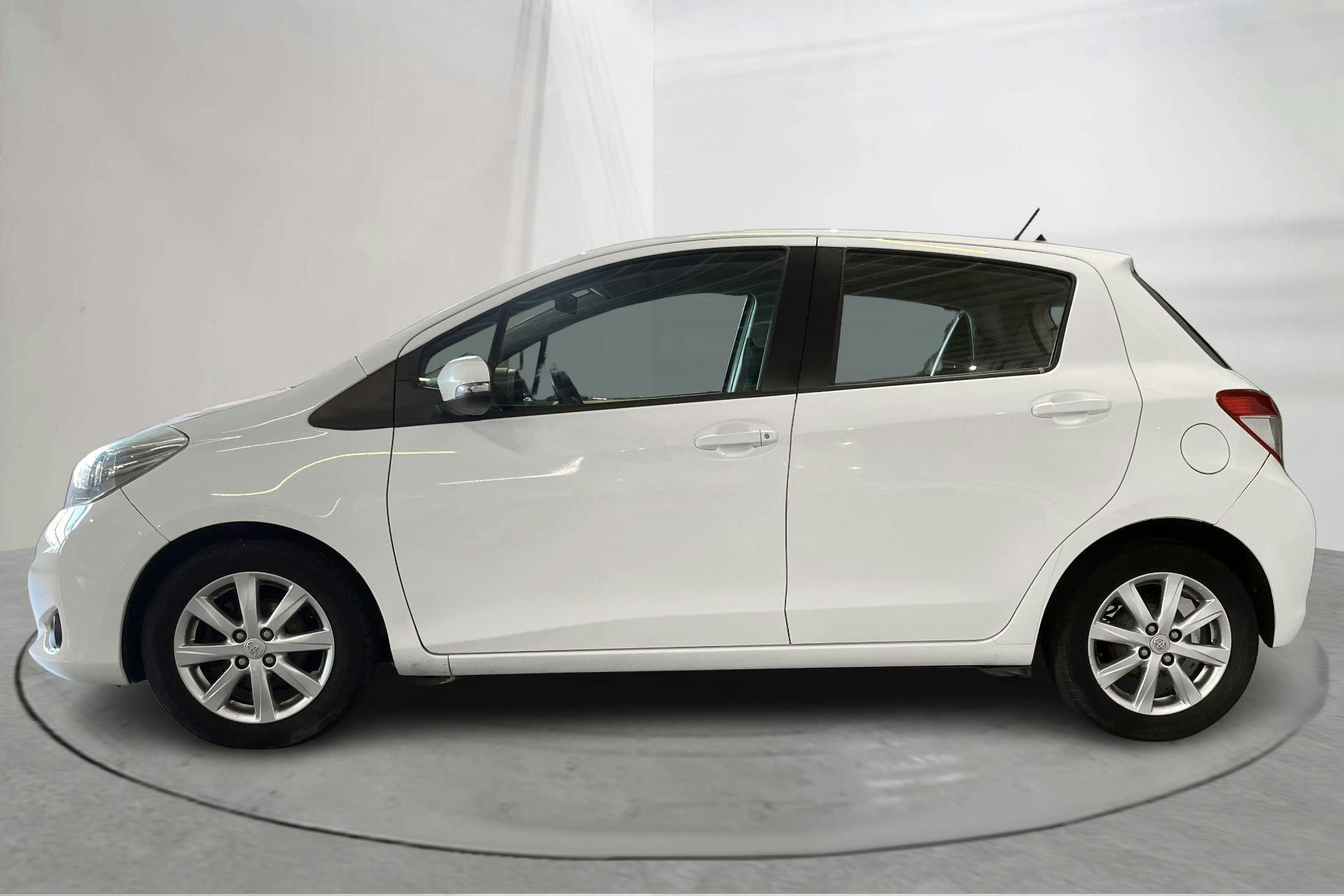 Presentationsfoto 2 av 15: Toyota Yaris 1.4 D-4D 5dr (90hk) - 16 554 mil - Manuell - vit - 2012
