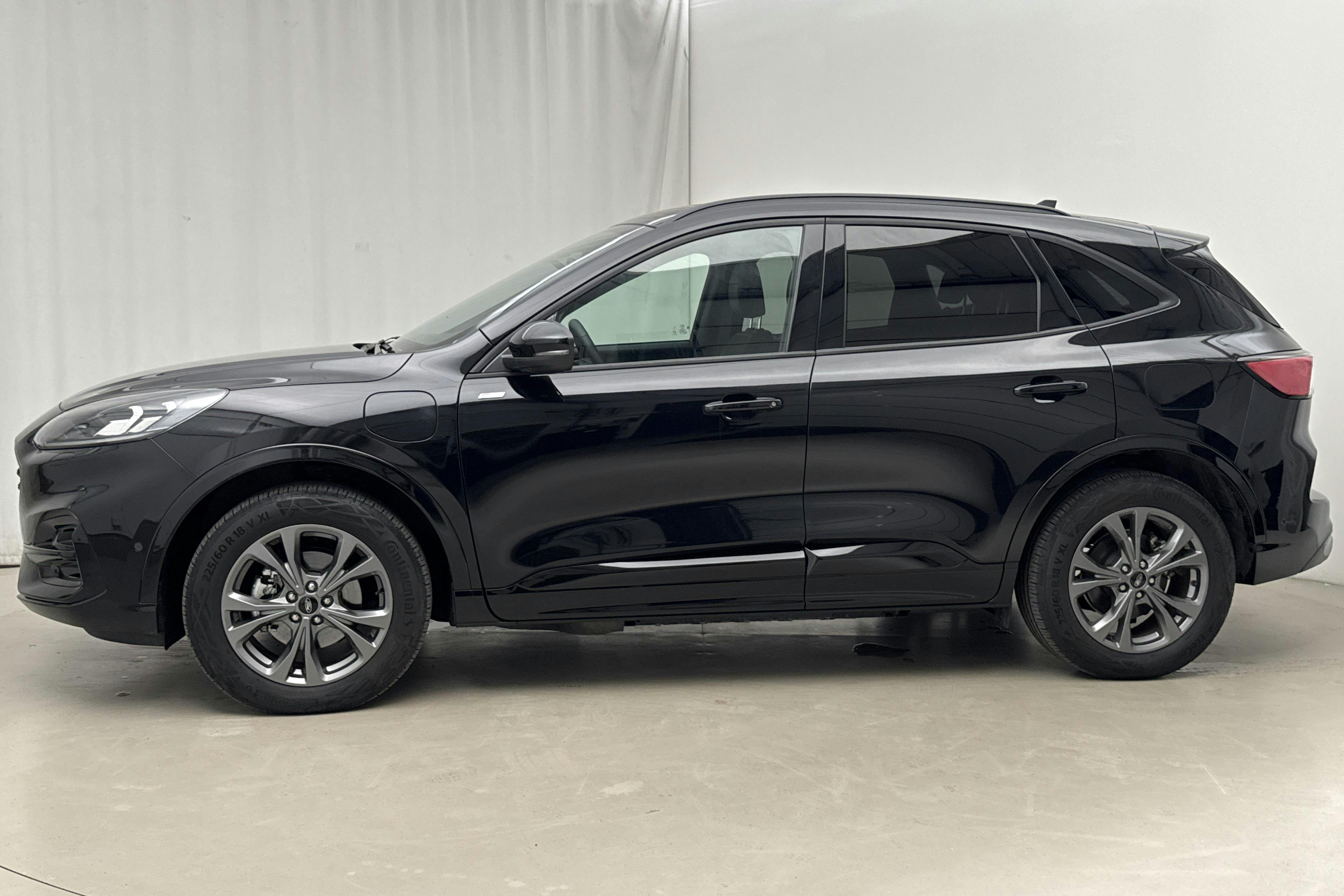 Presentation photo 2 of 26: Ford Kuga 2.5 PHEV (225hk) - 11 350 km - Automatic - black - 2024
