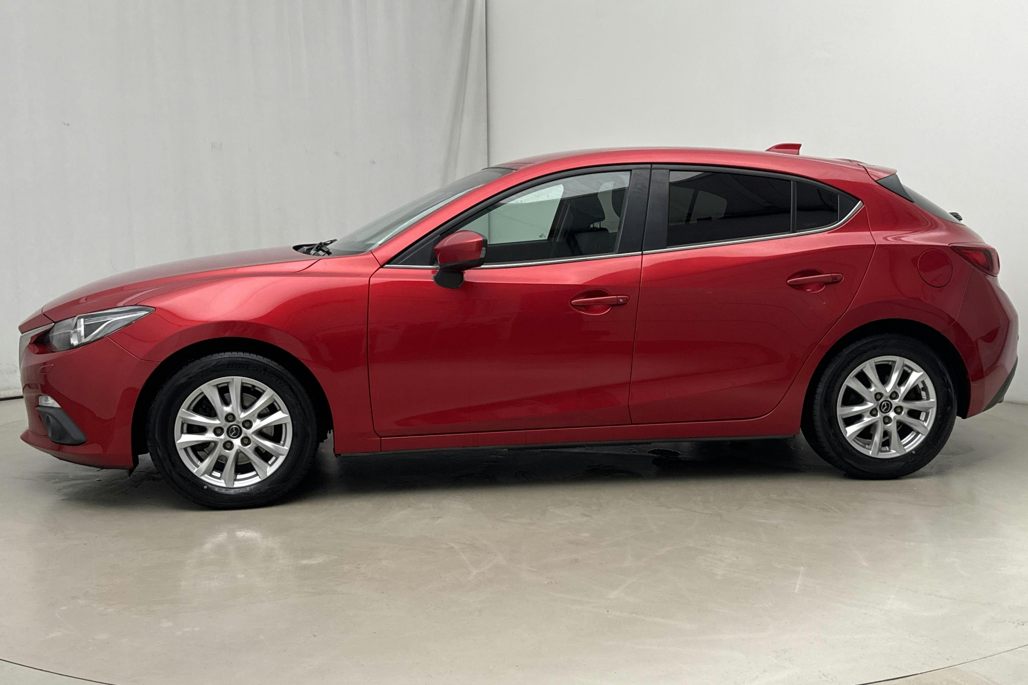 Presentationsfoto 2 av 18: Mazda 3 2.0 5dr (120hk) - 14 391 mil - Manuell - röd - 2015