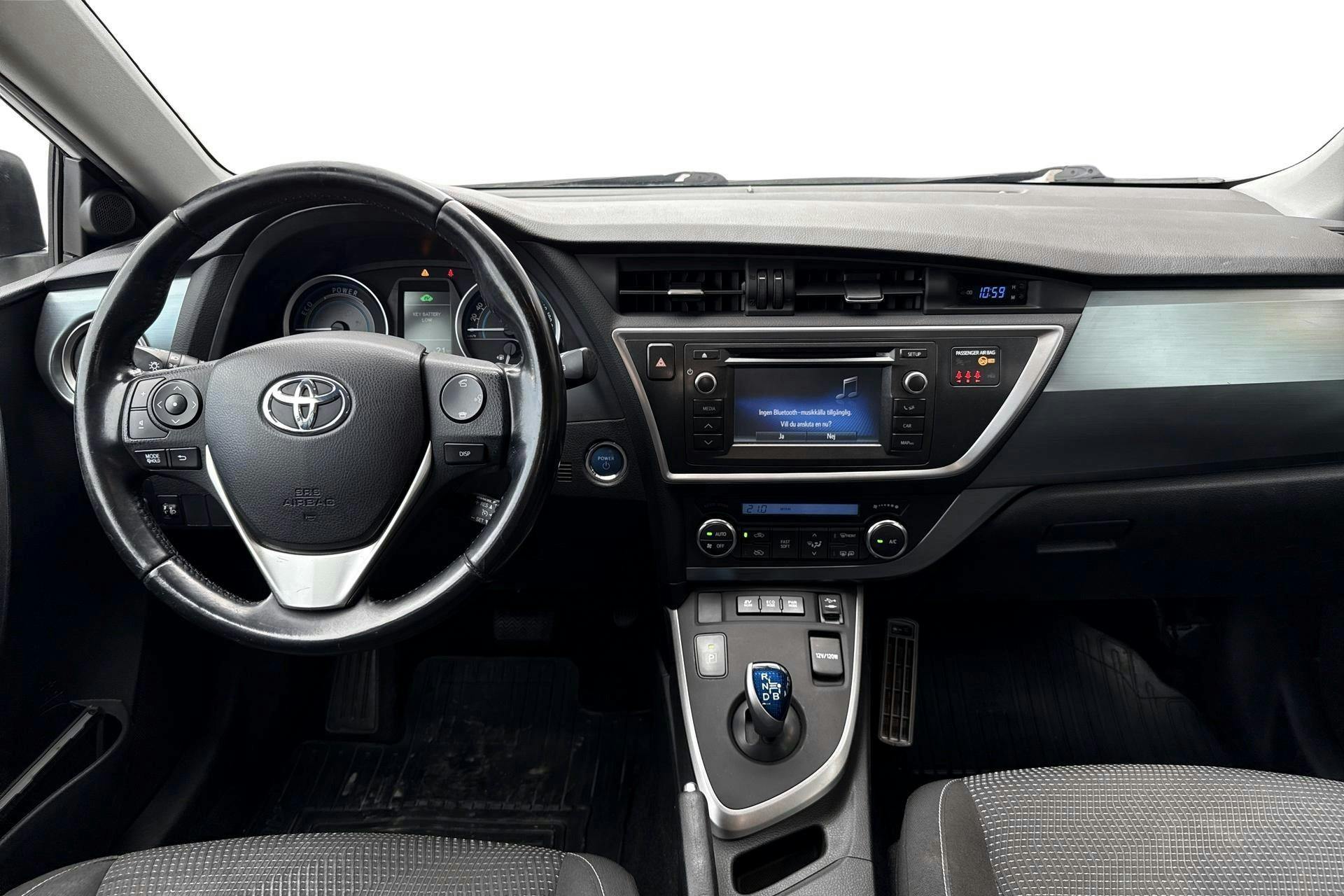 Toyota Auris 1.8 HSD Touring Sports (99hk) - 16 251 mil - Automat - vit - 2014