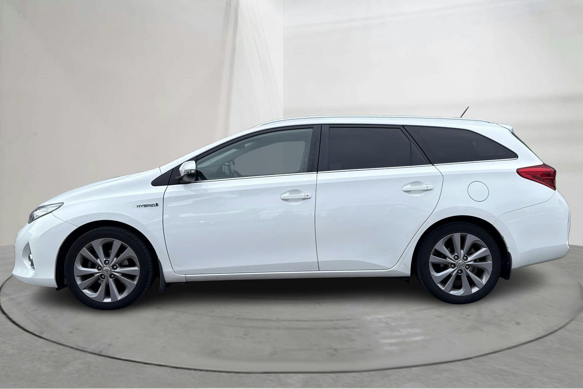Presentationsfoto 2 av 13: Toyota Auris 1.8 HSD Touring Sports (99hk) - 16 251 mil - Automat - vit - 2014