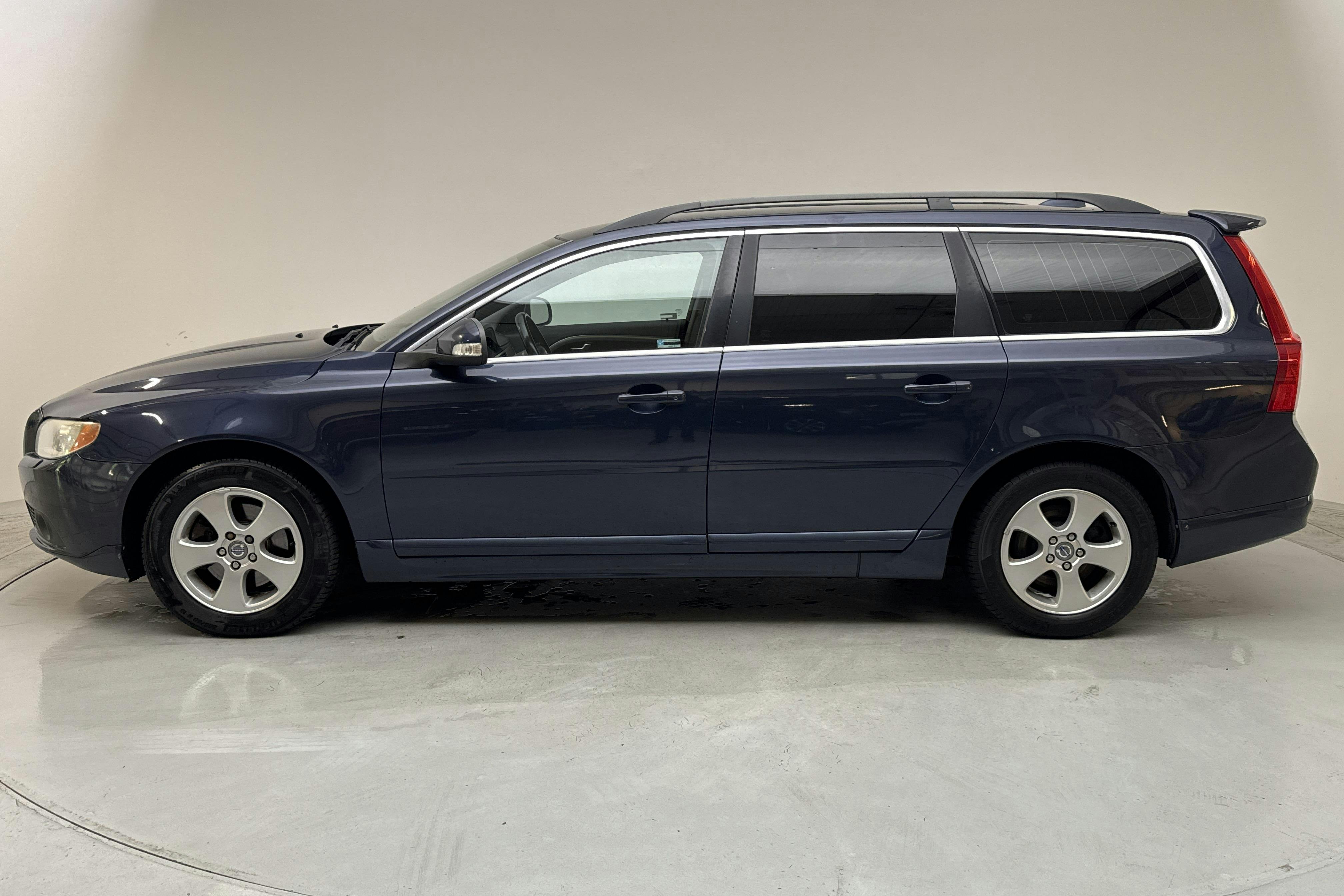 Presentationsfoto 2 av 14: Volvo V70 II 2.4D (175hk) - 23 900 mil - Manuell - blå - 2010
