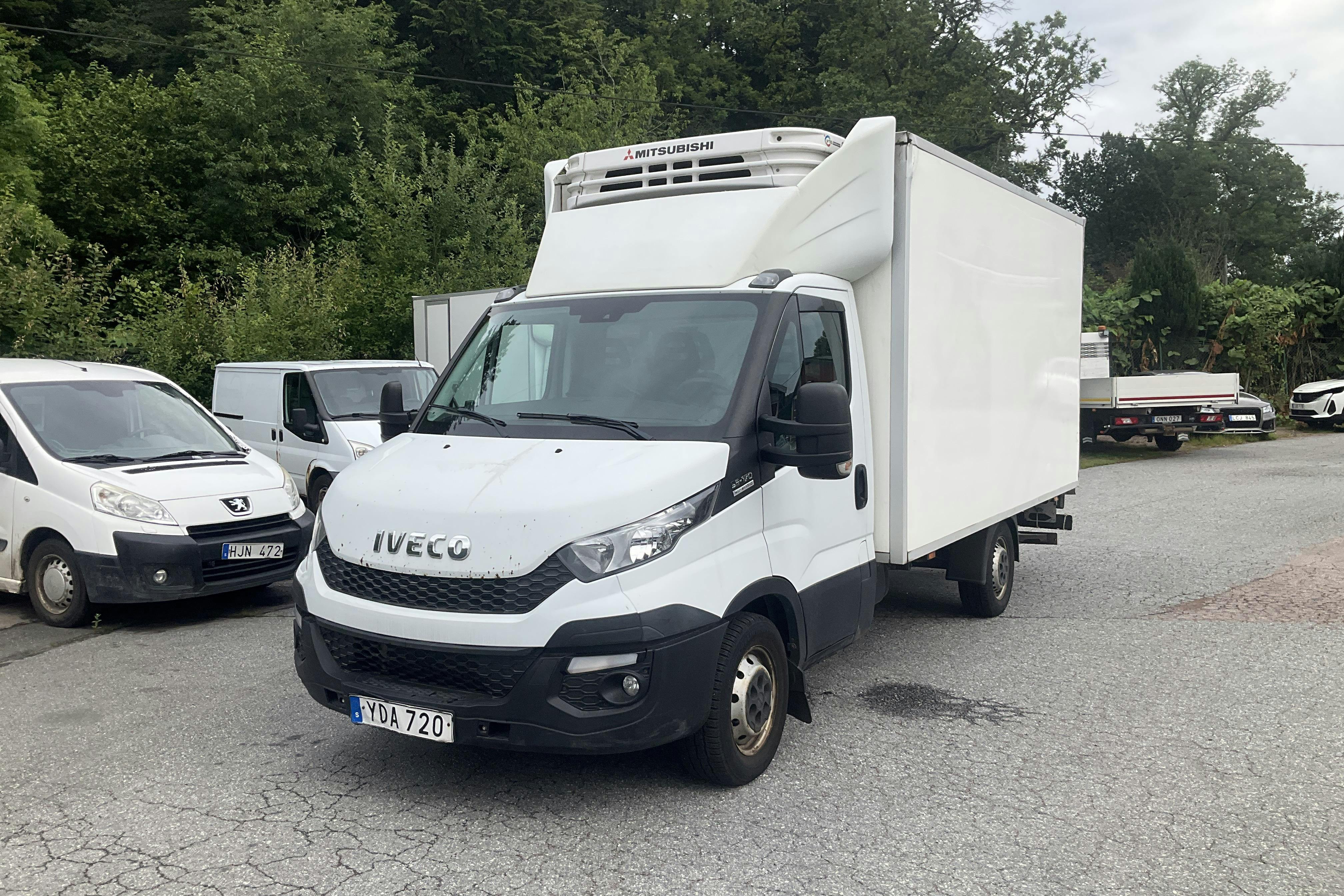 Presentationsfoto 1 av 10: Iveco Daily 35 3.0 Volymskåp (170hk) - 26 680 mil - Automat - vit - 2016