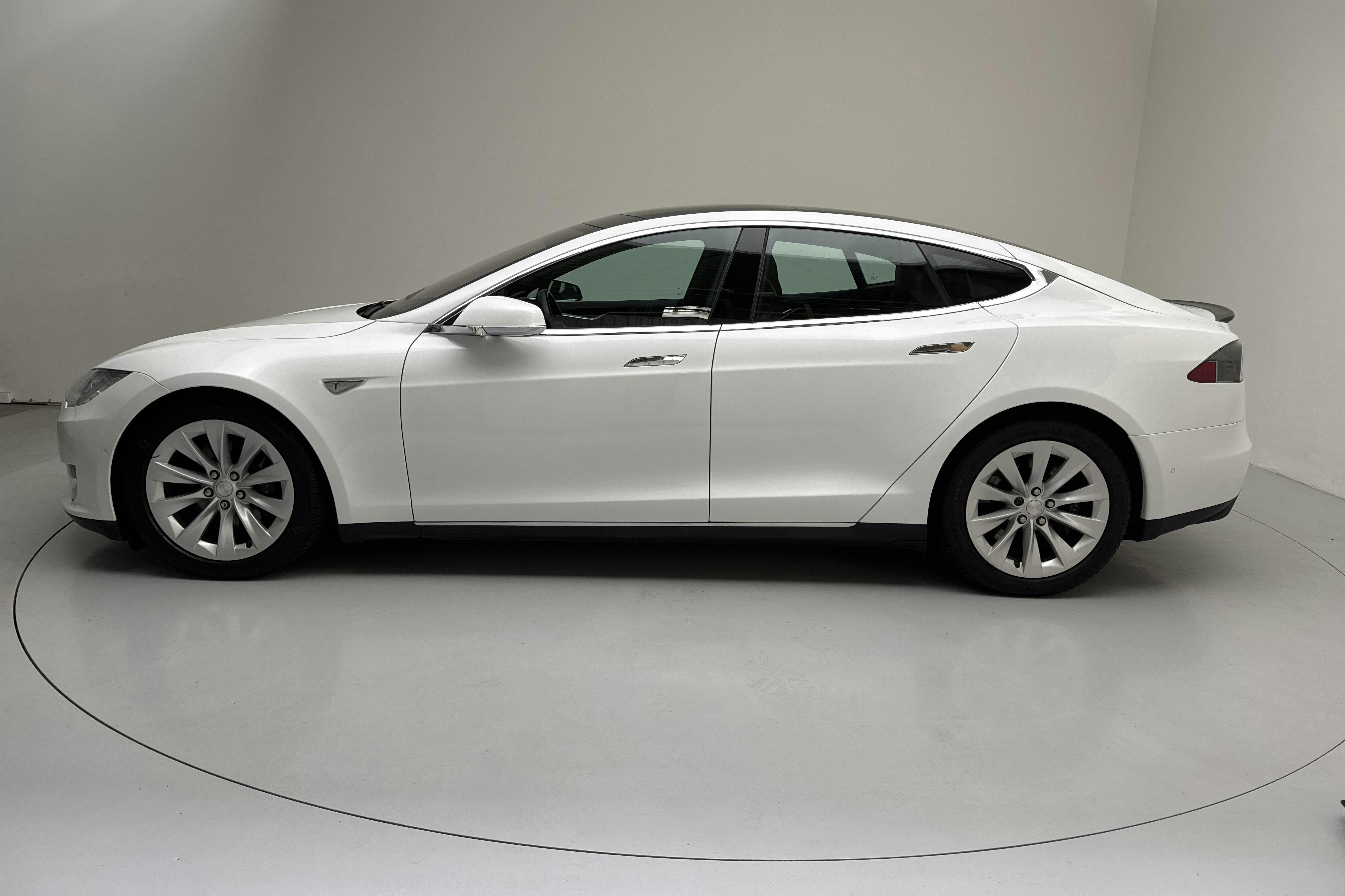 Presentationsfoto 2 av 17: Tesla Model S 85D - 10 160 mil - Automat - vit - 2016