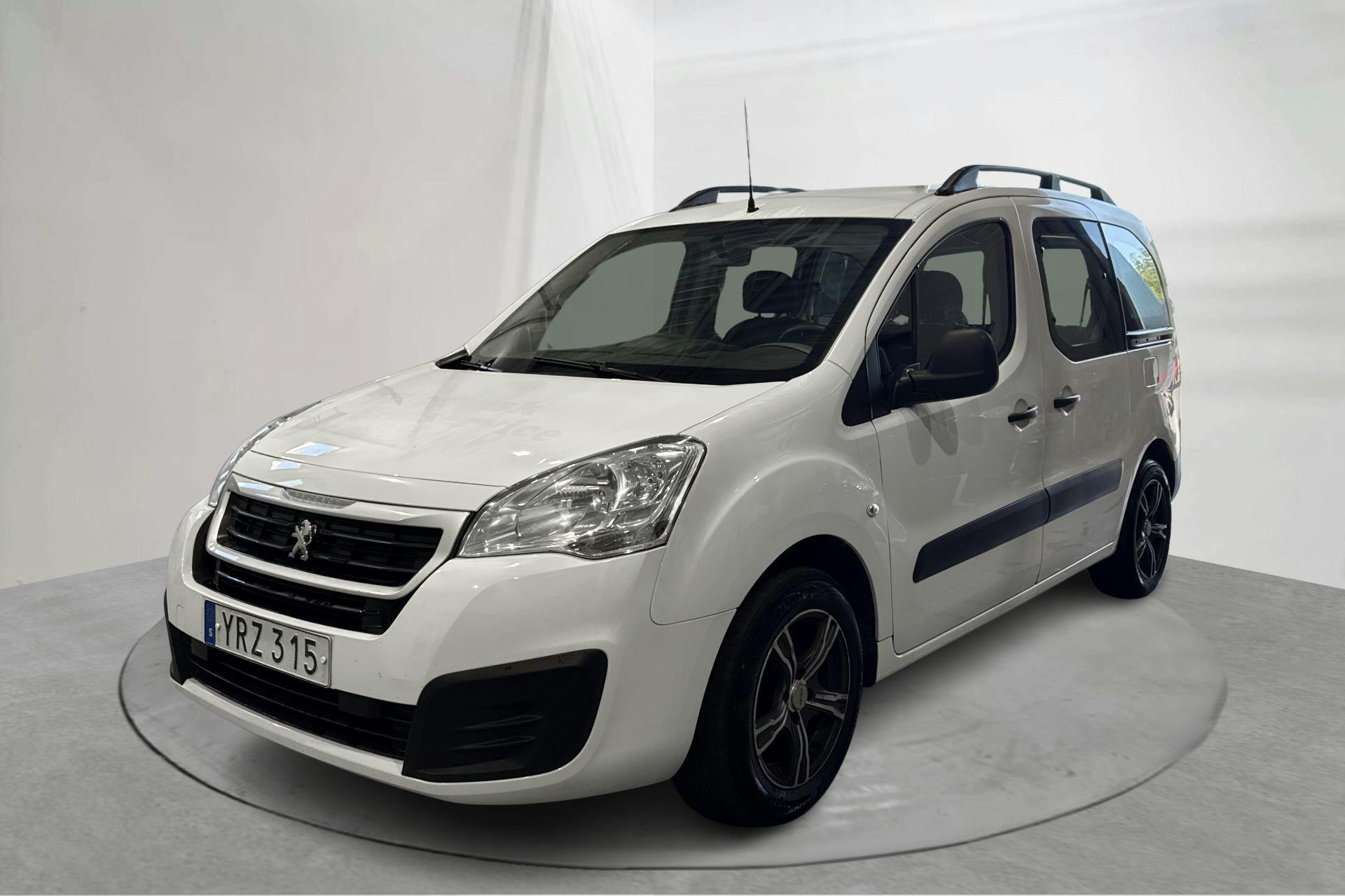 Presentation photo 1 of 13: Peugeot Partner Tepee 1.6 BlueHDi (100hk) - 154 930 km - Manual - white - 2017