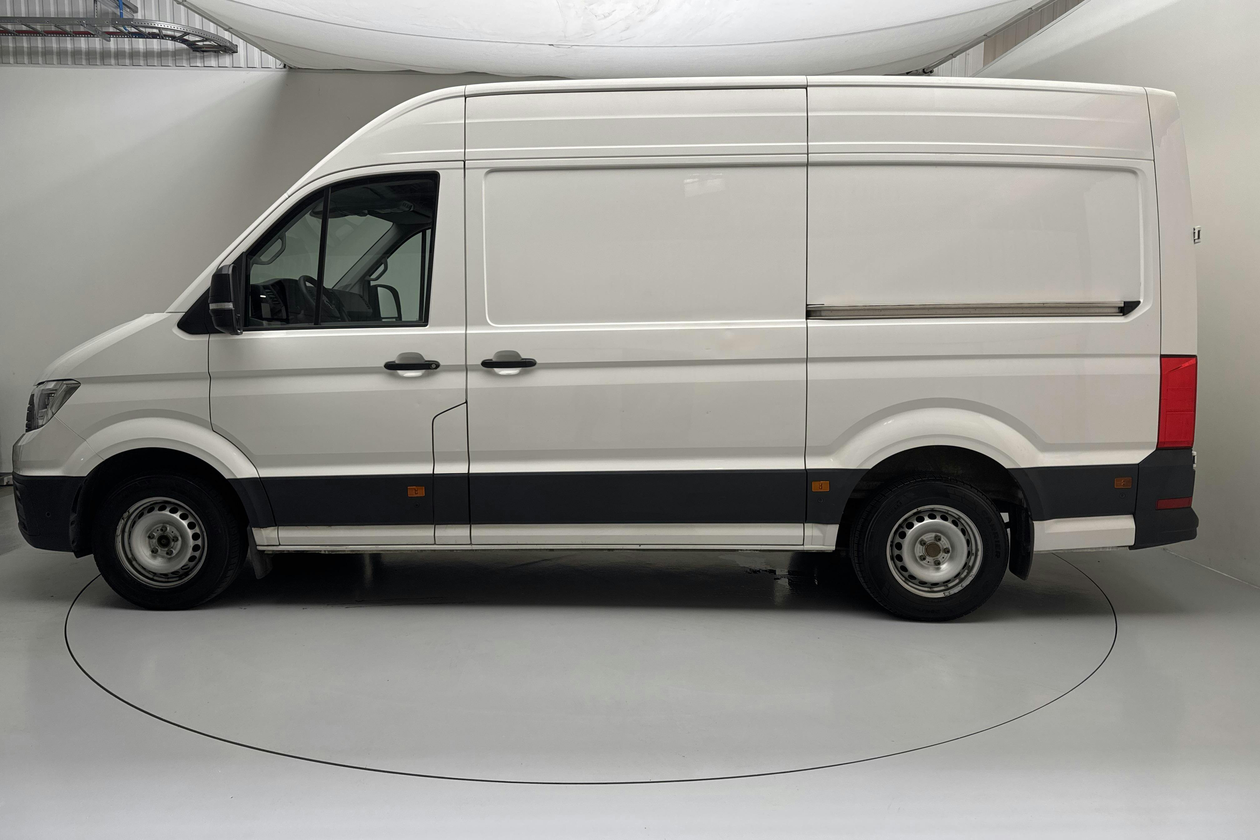 Presentationsfoto 2 av 13: VW Crafter 35 2.0 TDI Skåp (177hk) - 13 238 mil - Automat - vit - 2018