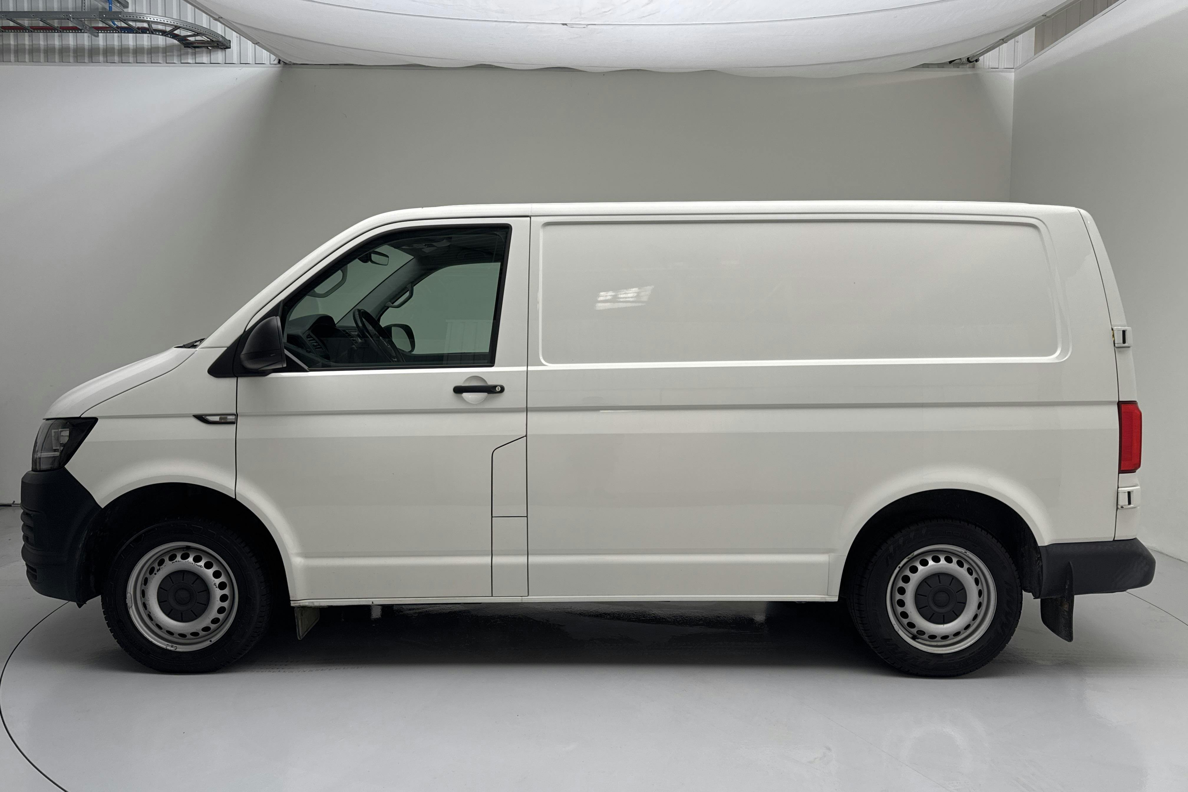 Presentationsfoto 2 av 13: VW Transporter T6 2.0 TDI BMT Skåp (150hk) - 12 332 mil - Automat - vit - 2018