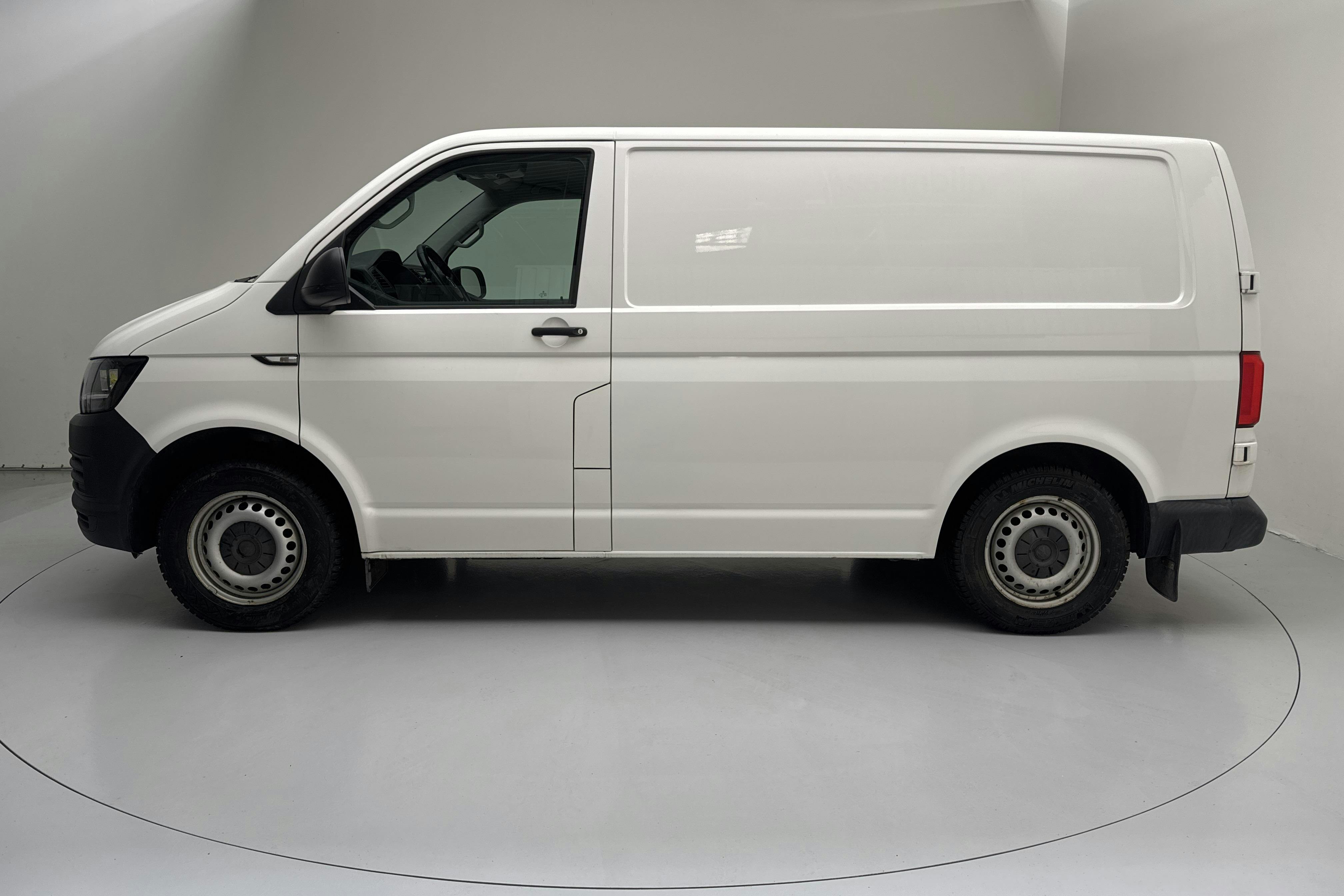 Presentationsfoto 2 av 16: VW Transporter T6 2.0 TDI BMT Skåp (150hk) - 15 196 mil - Automat - vit - 2018