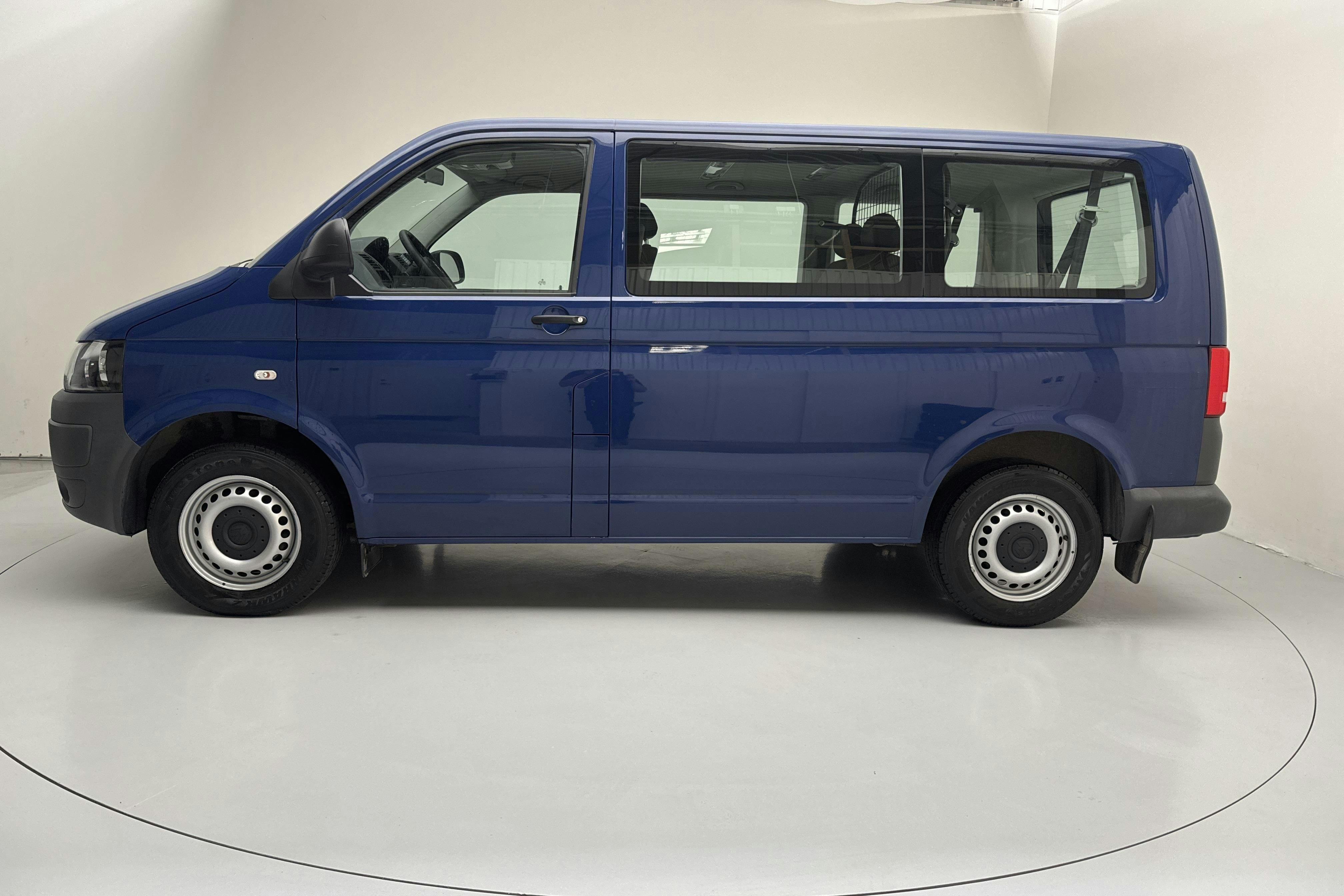 Presentationsfoto 2 av 13: VW Caravelle T5 2.0 TDI 4MOTION (140hk) - 8 627 mil - Manuell - Dark Blue - 2012